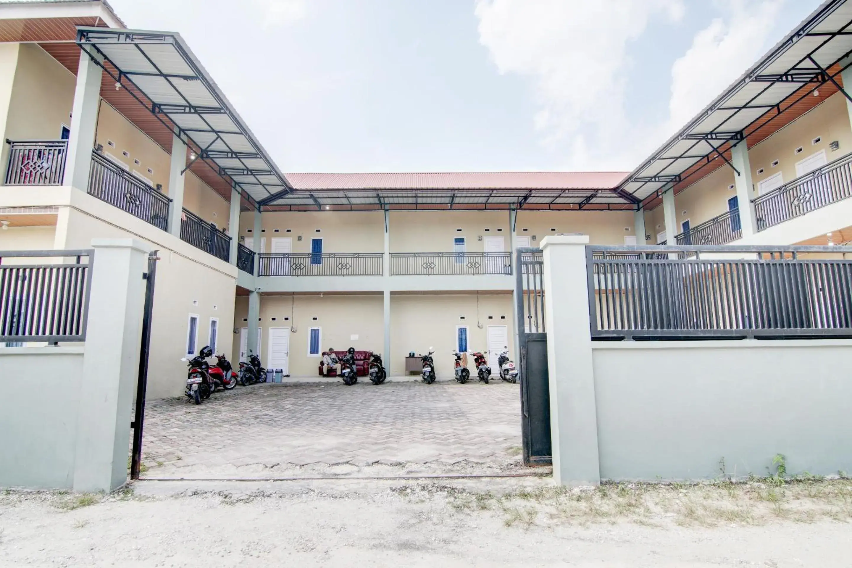 Facade/entrance in OYO 93087 Wisma Apel Syariah Facade/entrance in OYO 93087 Wisma Apel Syariah