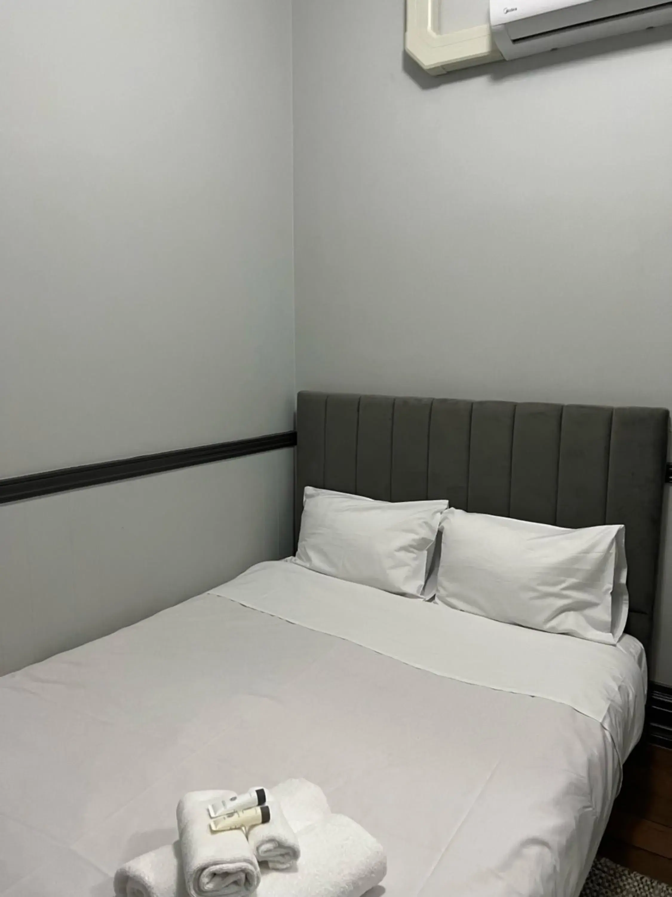 Queen Room with Shared Bathroom in The Federal Hotel Queen Room with Shared Bathroom in The Federal Hotel