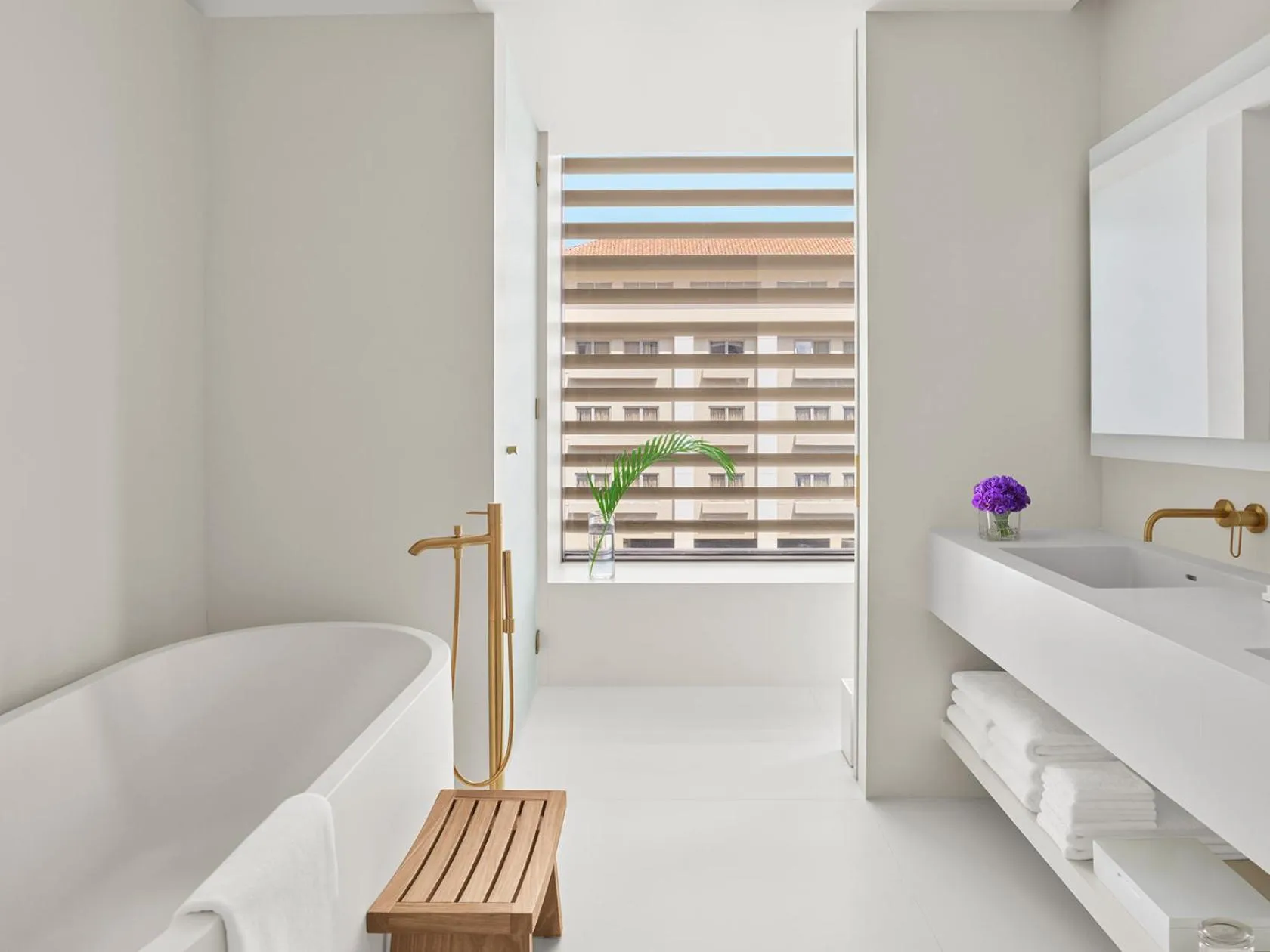 Bathroom, Bed in The Singapore EDITION