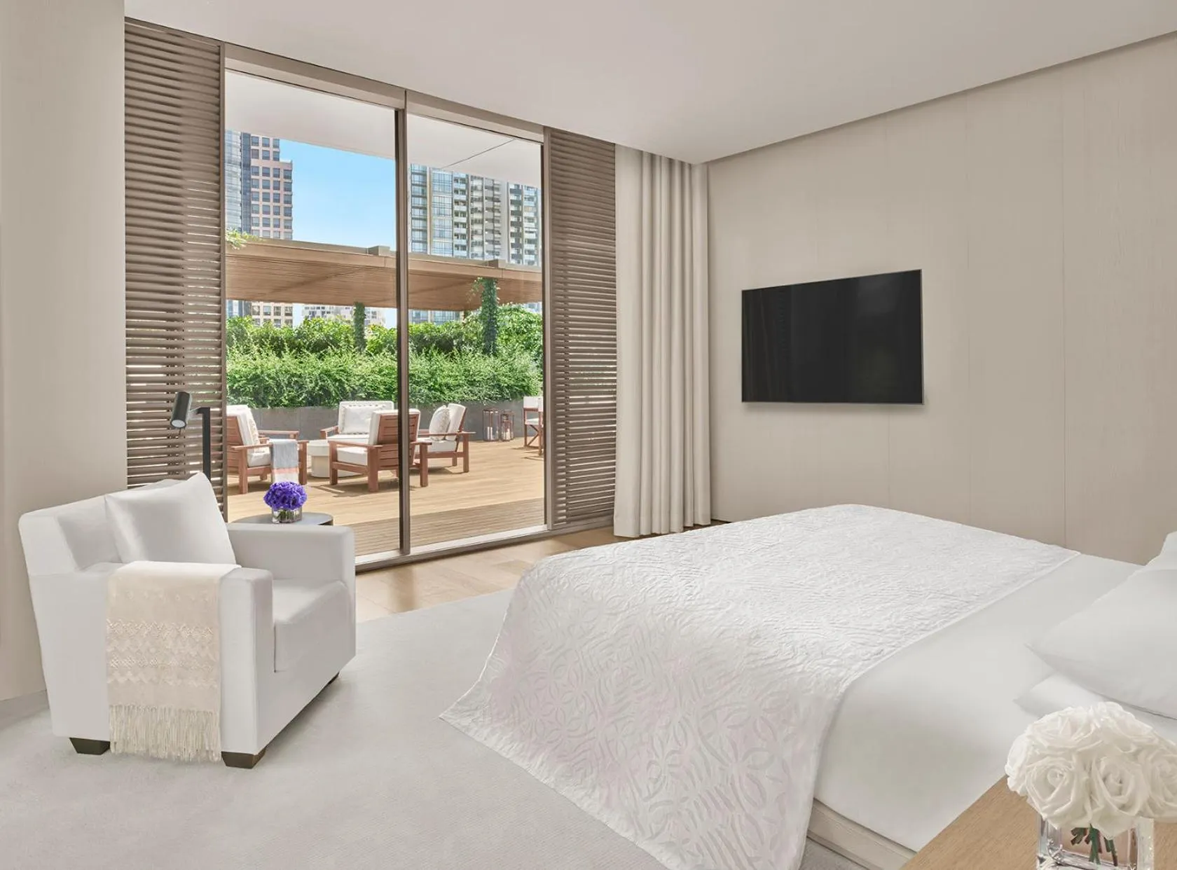 Seating area, Bed in The Singapore EDITION