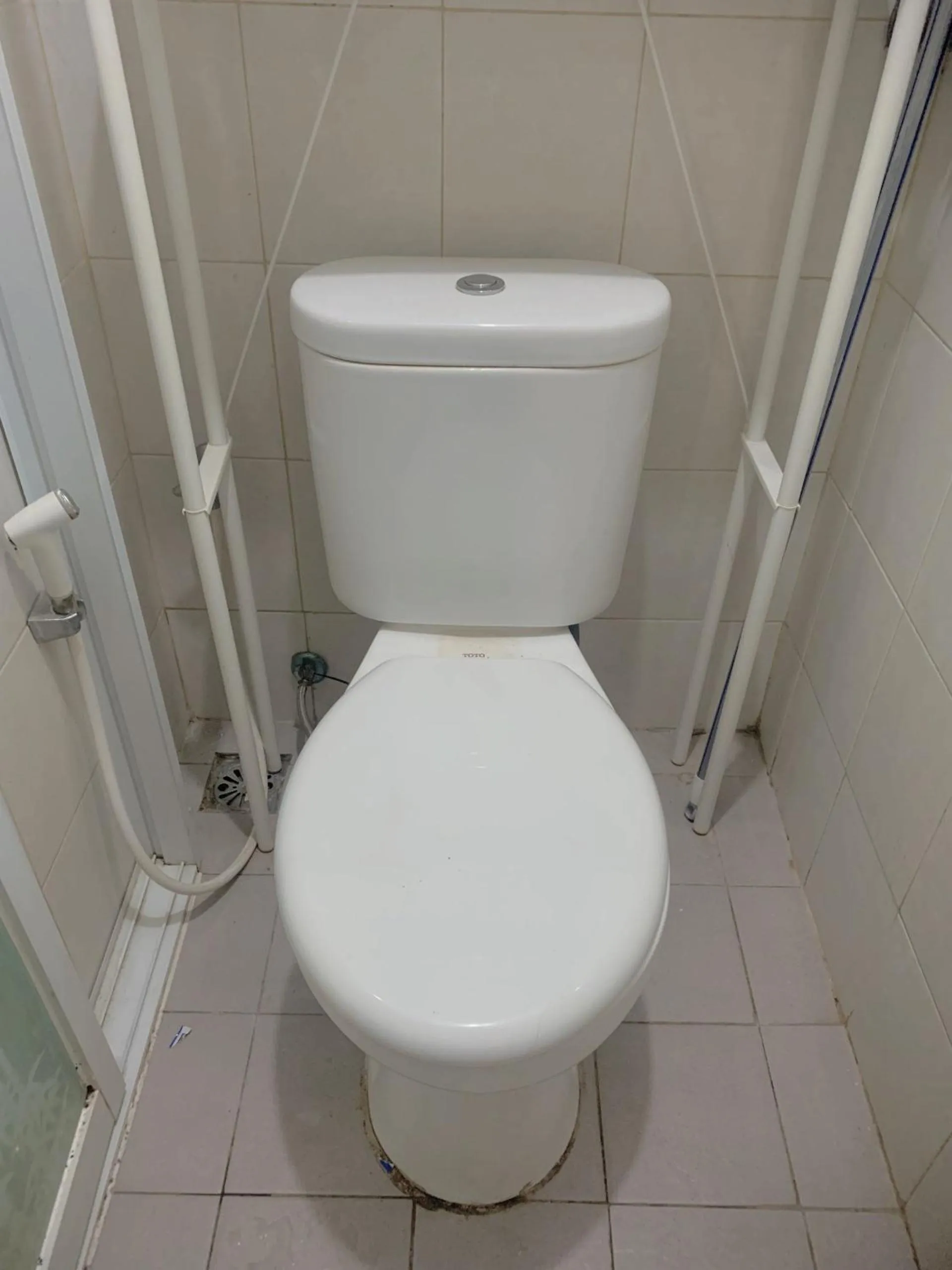 Bathroom in Apartemen Poris 88 by Benchmark