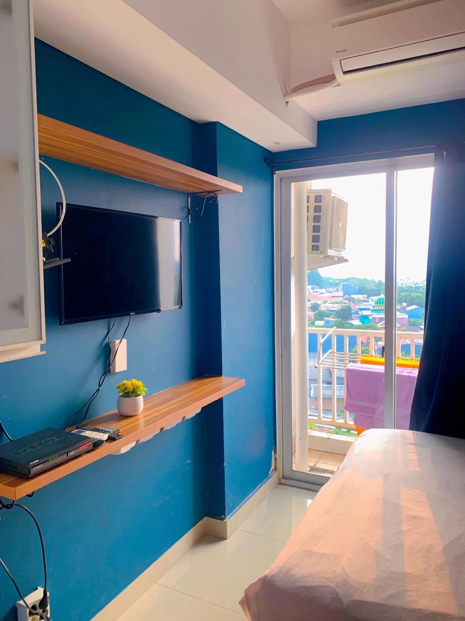 TV and multimedia in Apartemen Poris 88 by Benchmark