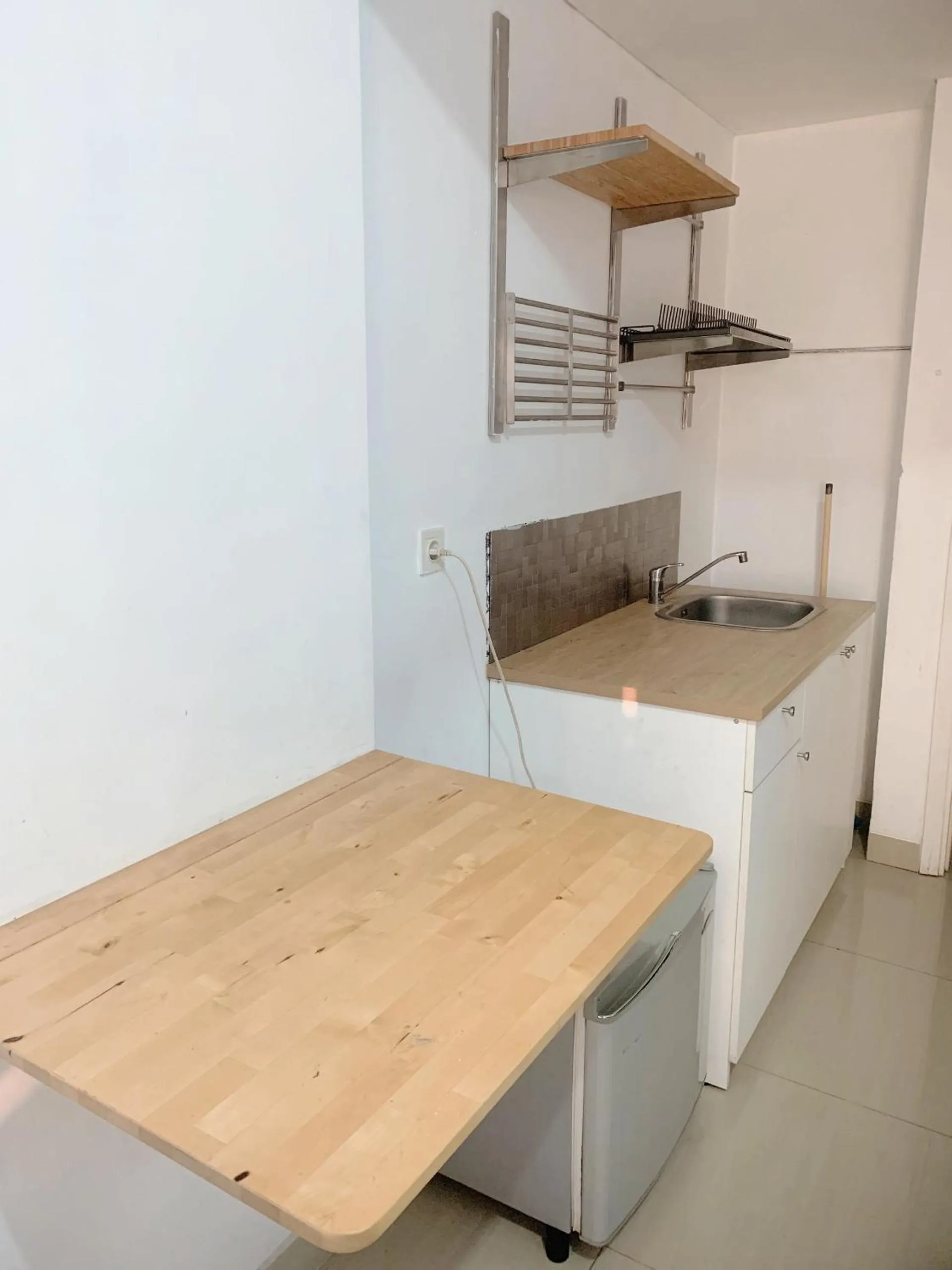 Kitchen or kitchenette in Apartemen Poris 88 by Benchmark