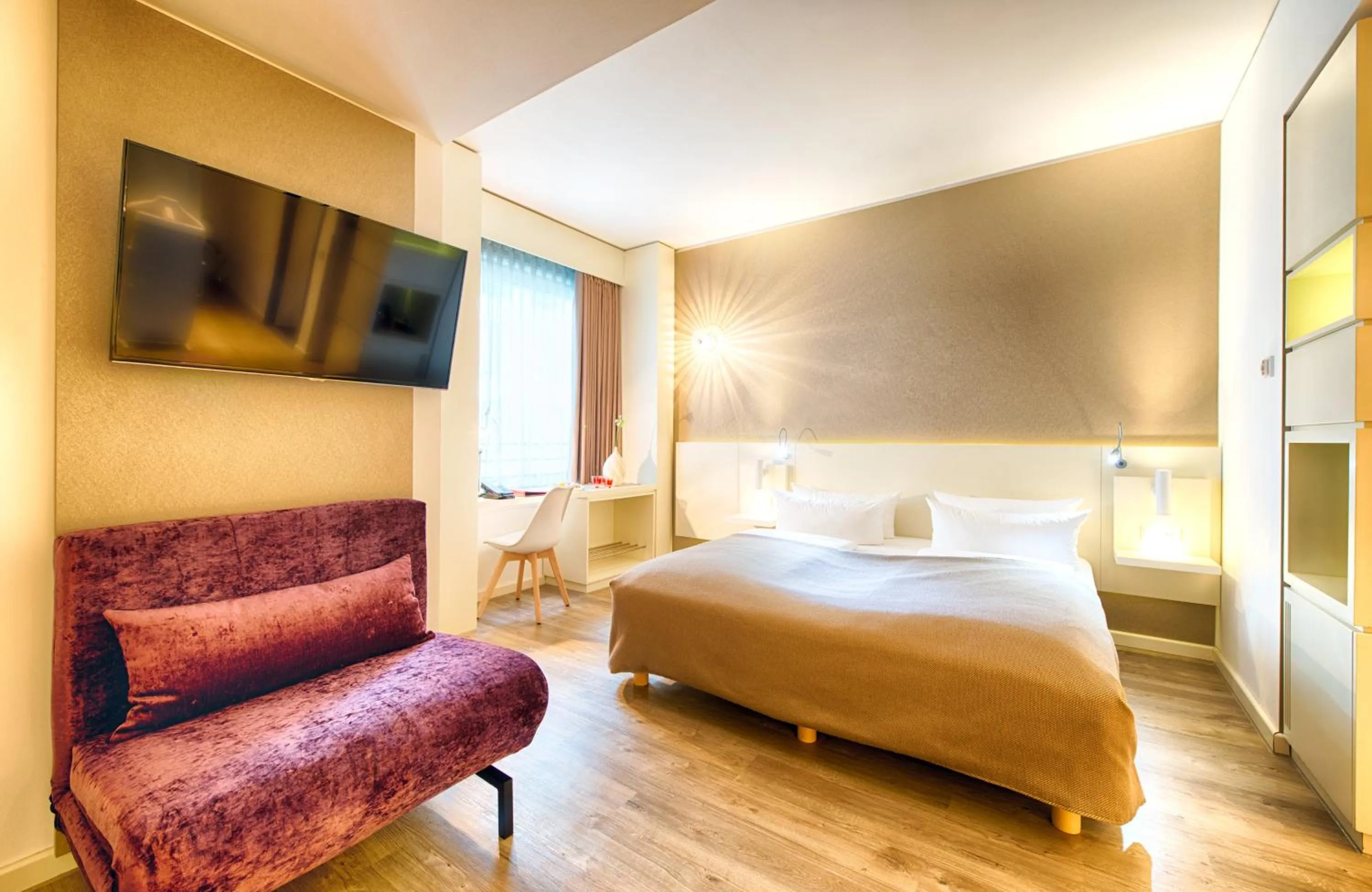 Photo of the whole room, Bed in Leonardo Hotel Berlin Mitte