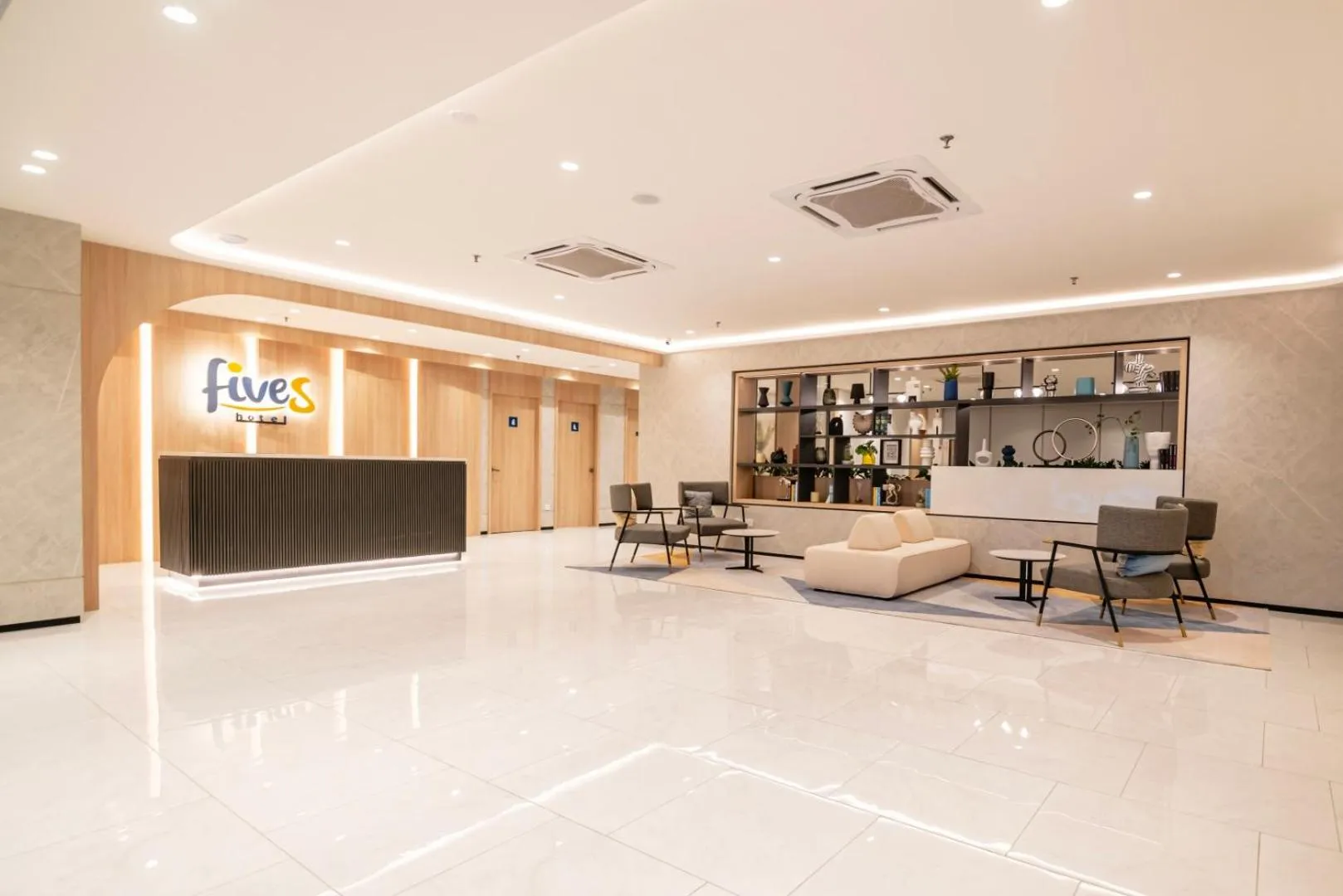 Lobby or reception in Fives Hotel Meldrum