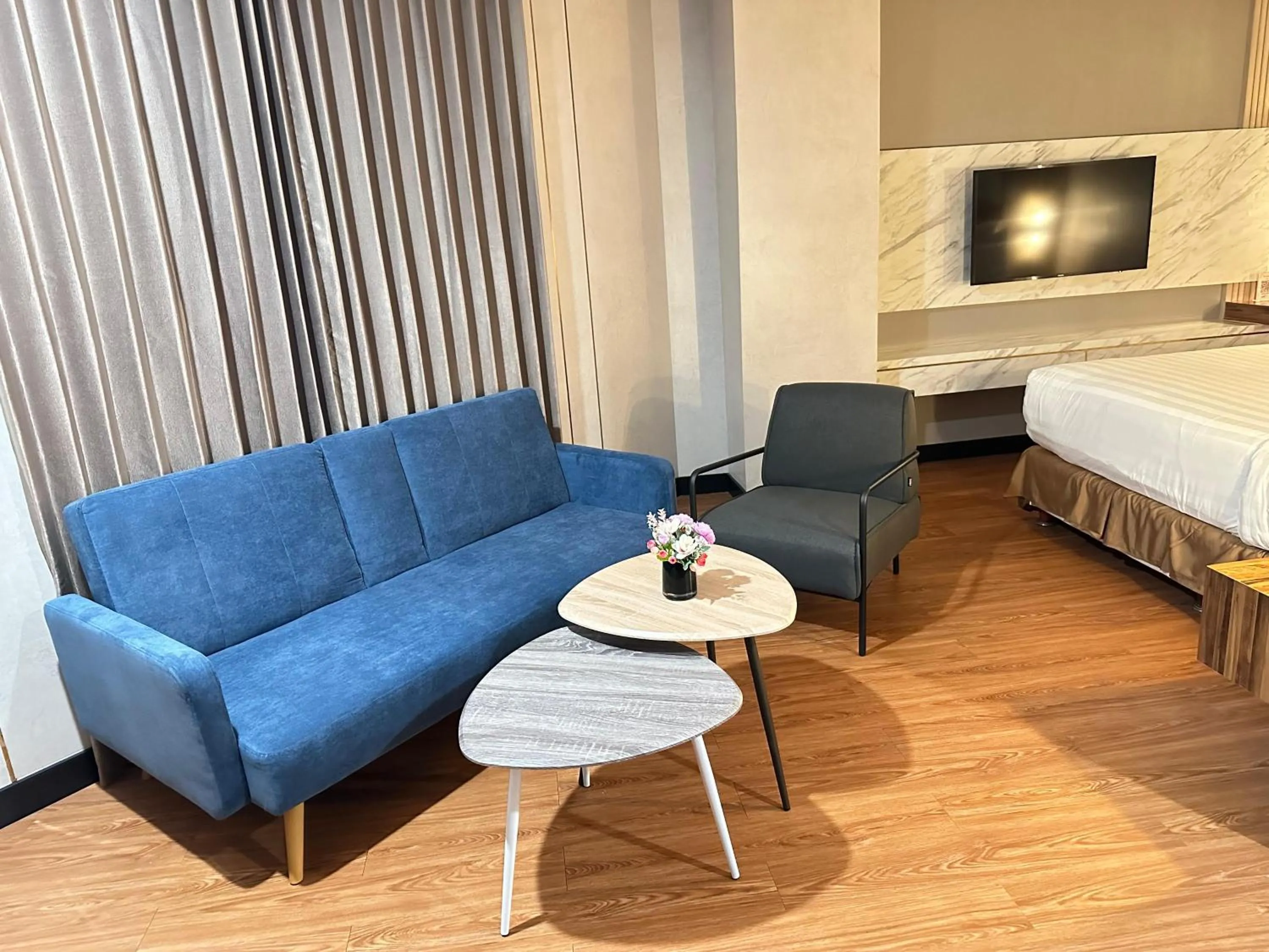 Living room, Bed in d'primahotel Jemursari Surabaya