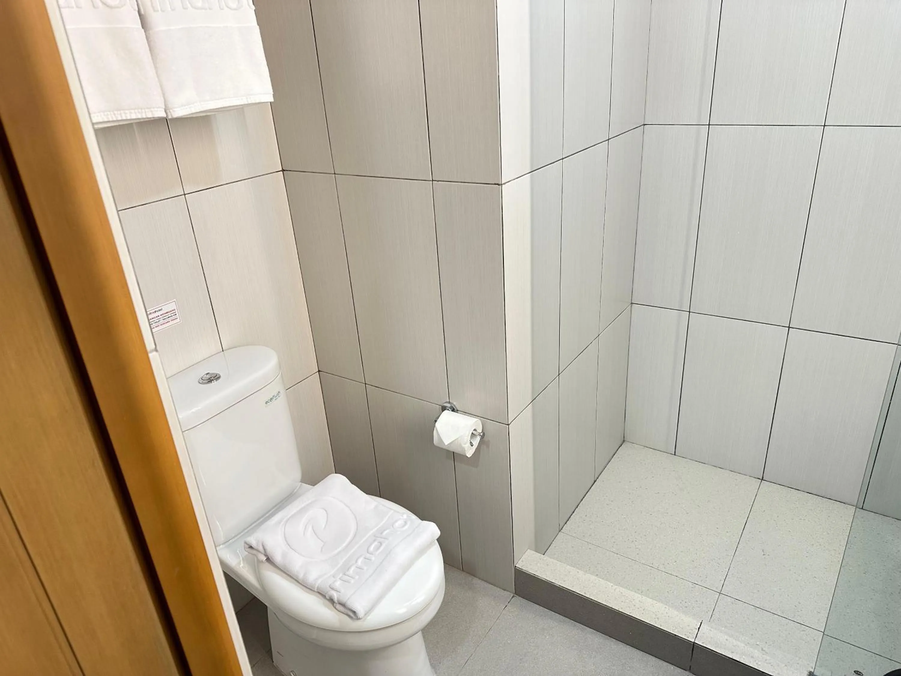 Bathroom in d'primahotel Jemursari Surabaya