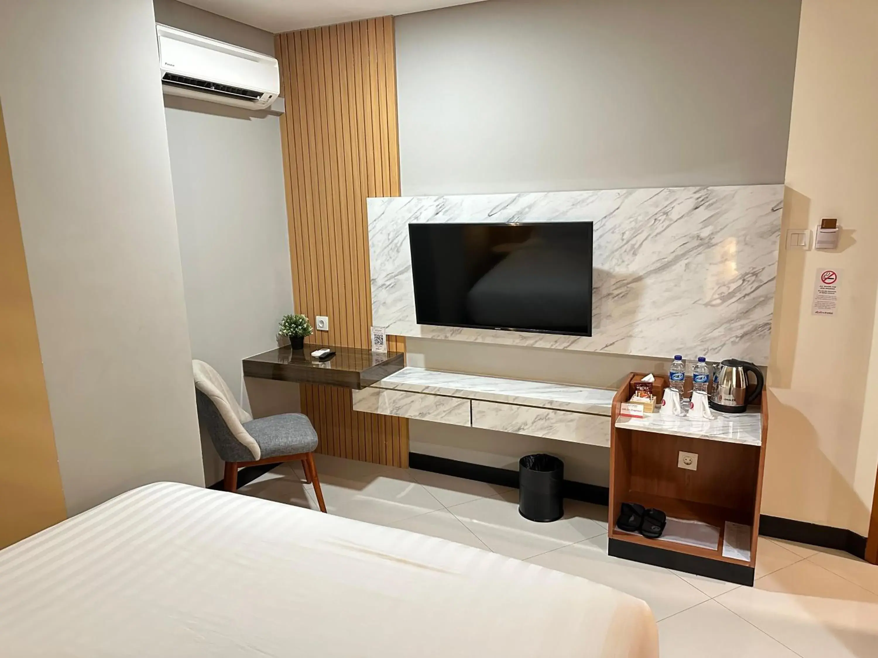 Bedroom, Bed in d'primahotel Jemursari Surabaya Bedroom, Bed in d'primahotel Jemursari Surabaya