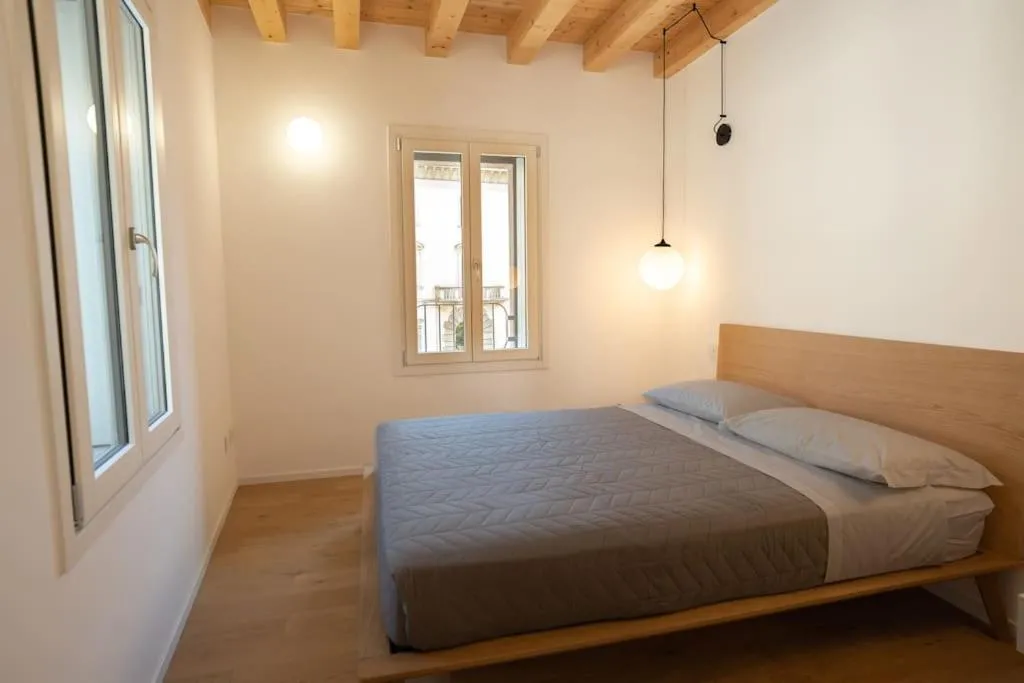 Bed in Modern Apartment Lungolago di Como