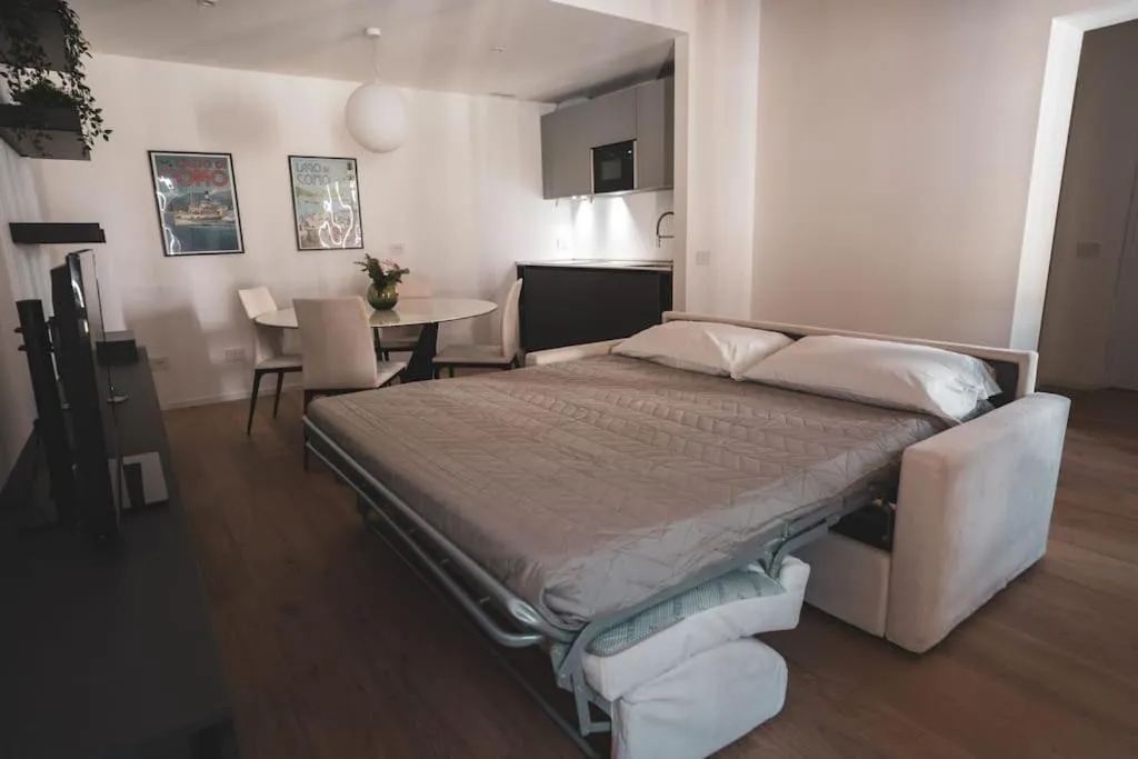 Bed in Modern Apartment Lungolago di Como