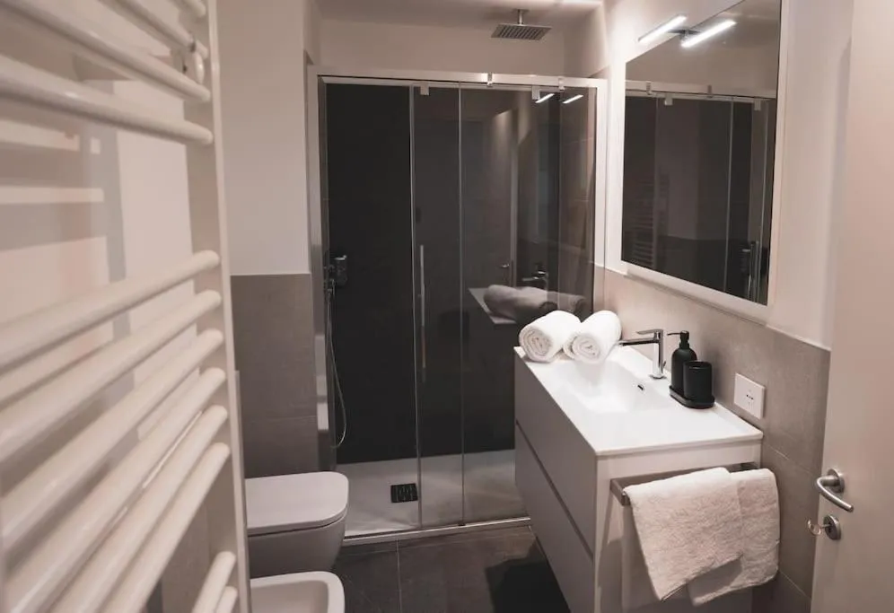 Shower in Modern Apartment Lungolago di Como