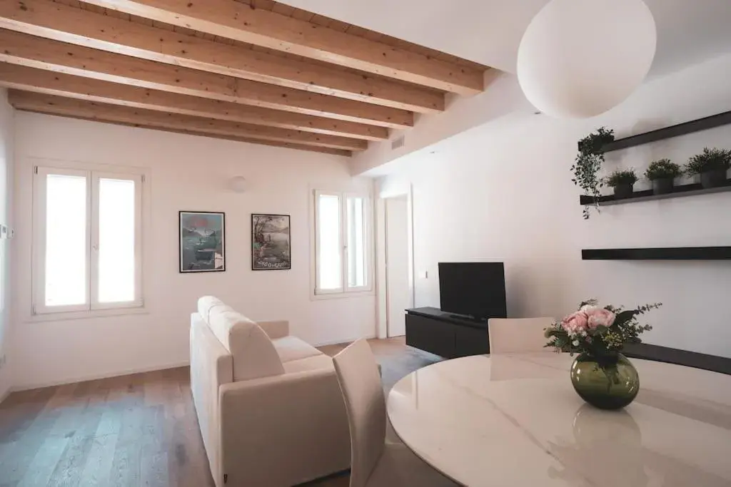 One-Bedroom Apartment in Modern Apartment Lungolago di Como One-Bedroom Apartment in Modern Apartment Lungolago di Como