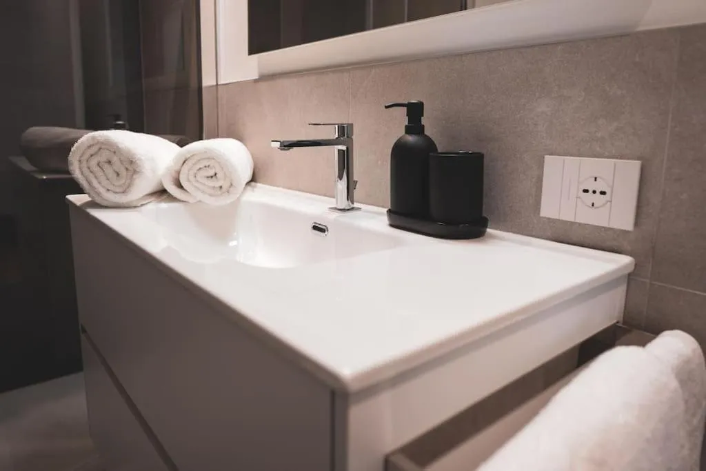 Bathroom in Modern Apartment Lungolago di Como