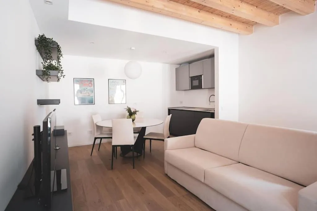 TV and multimedia in Modern Apartment Lungolago di Como
