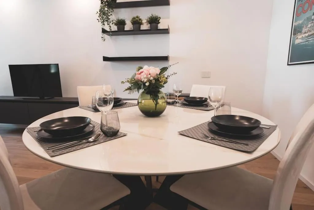 Dining area in Modern Apartment Lungolago di Como