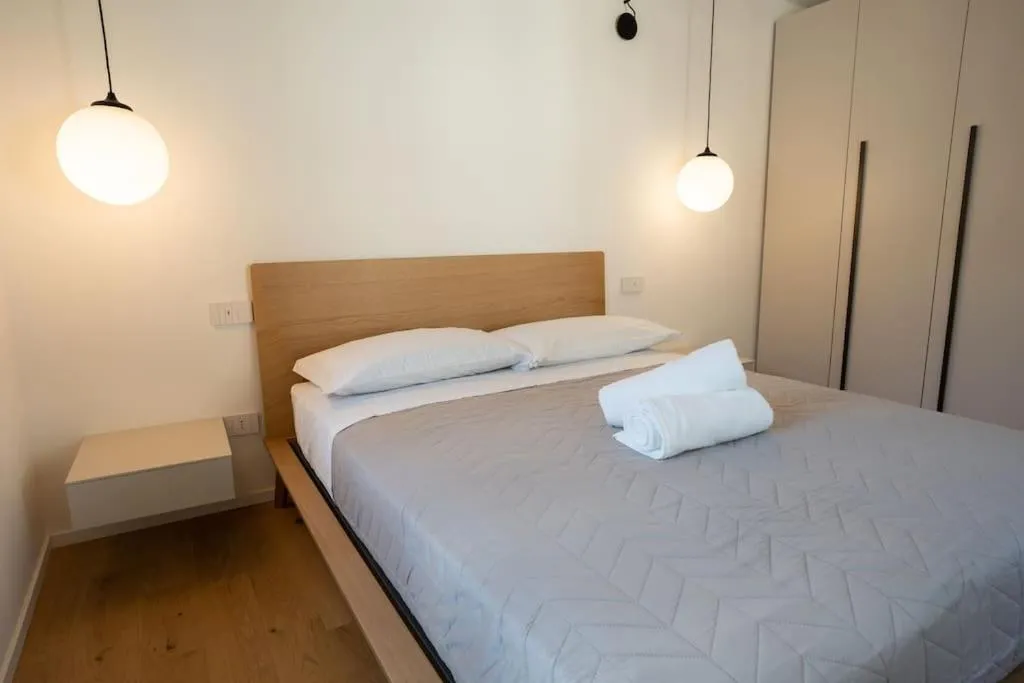 Bed in Modern Apartment Lungolago di Como