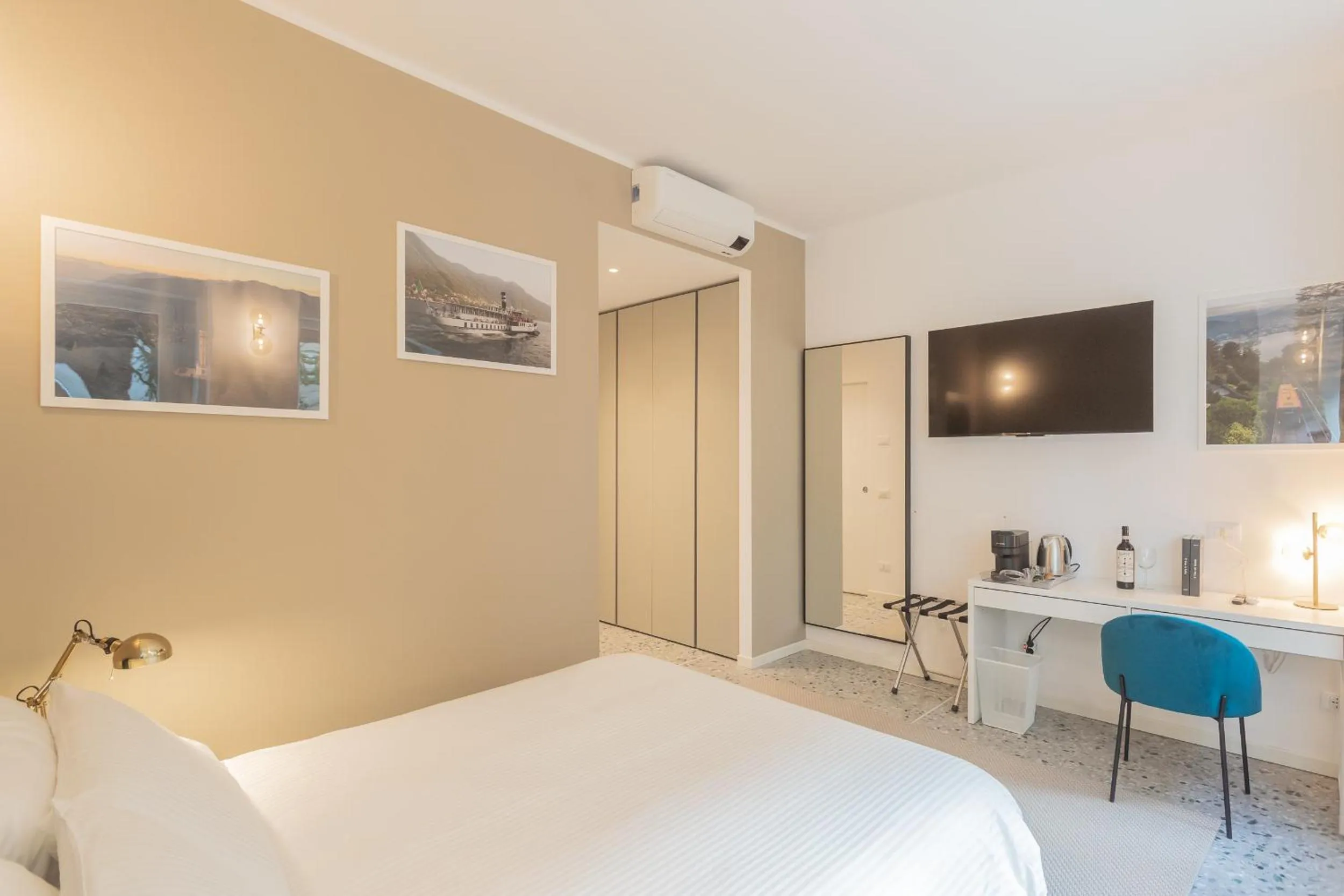 Photo of the whole room, Bed in Marcello's Como Lake