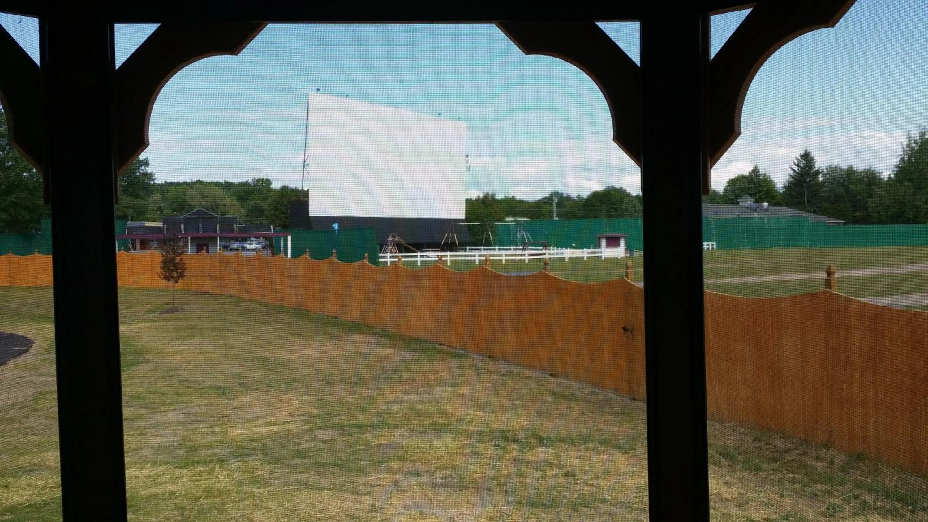Facade/entrance in Starlight Inn