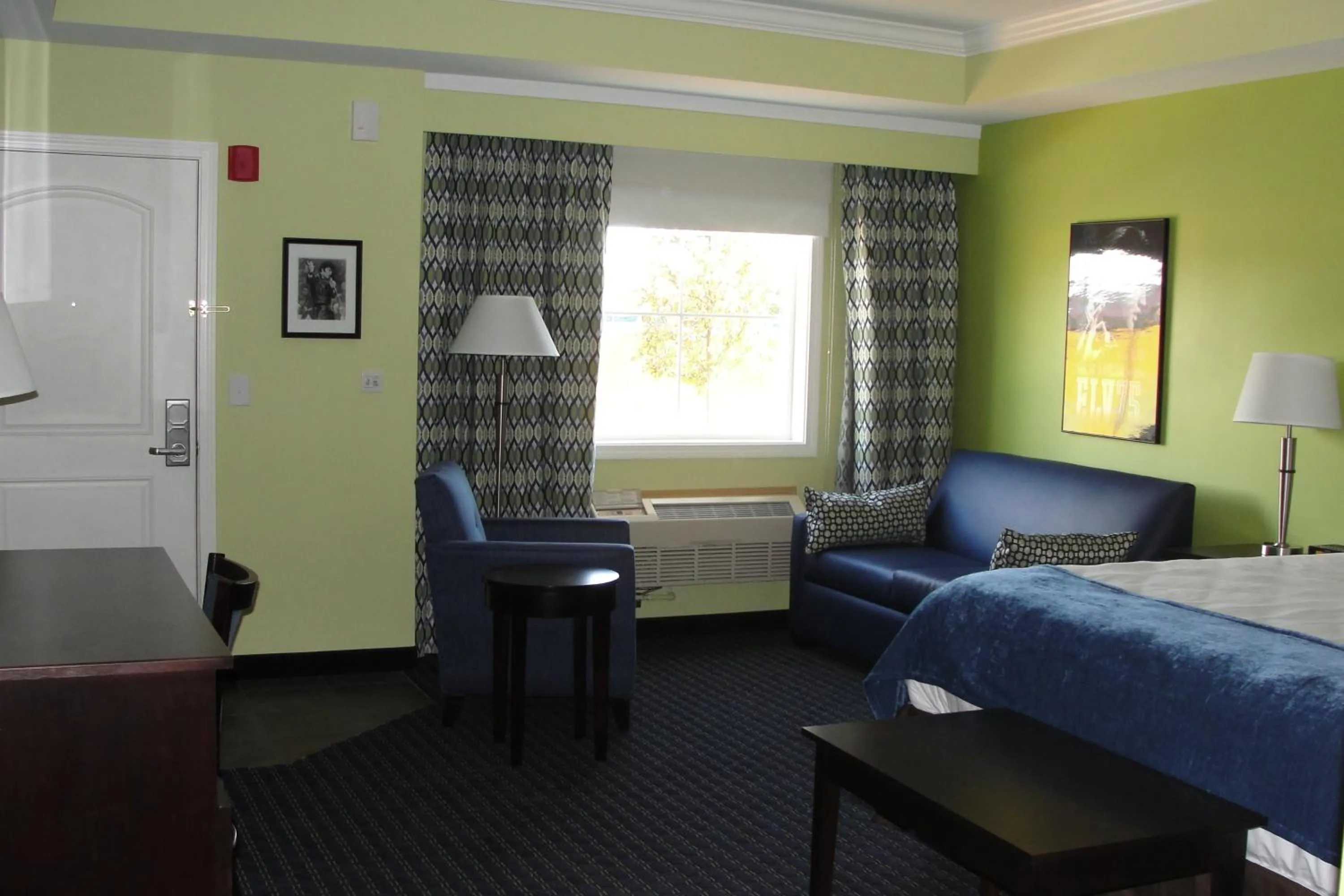 Seating area, Bed in Starlight Inn