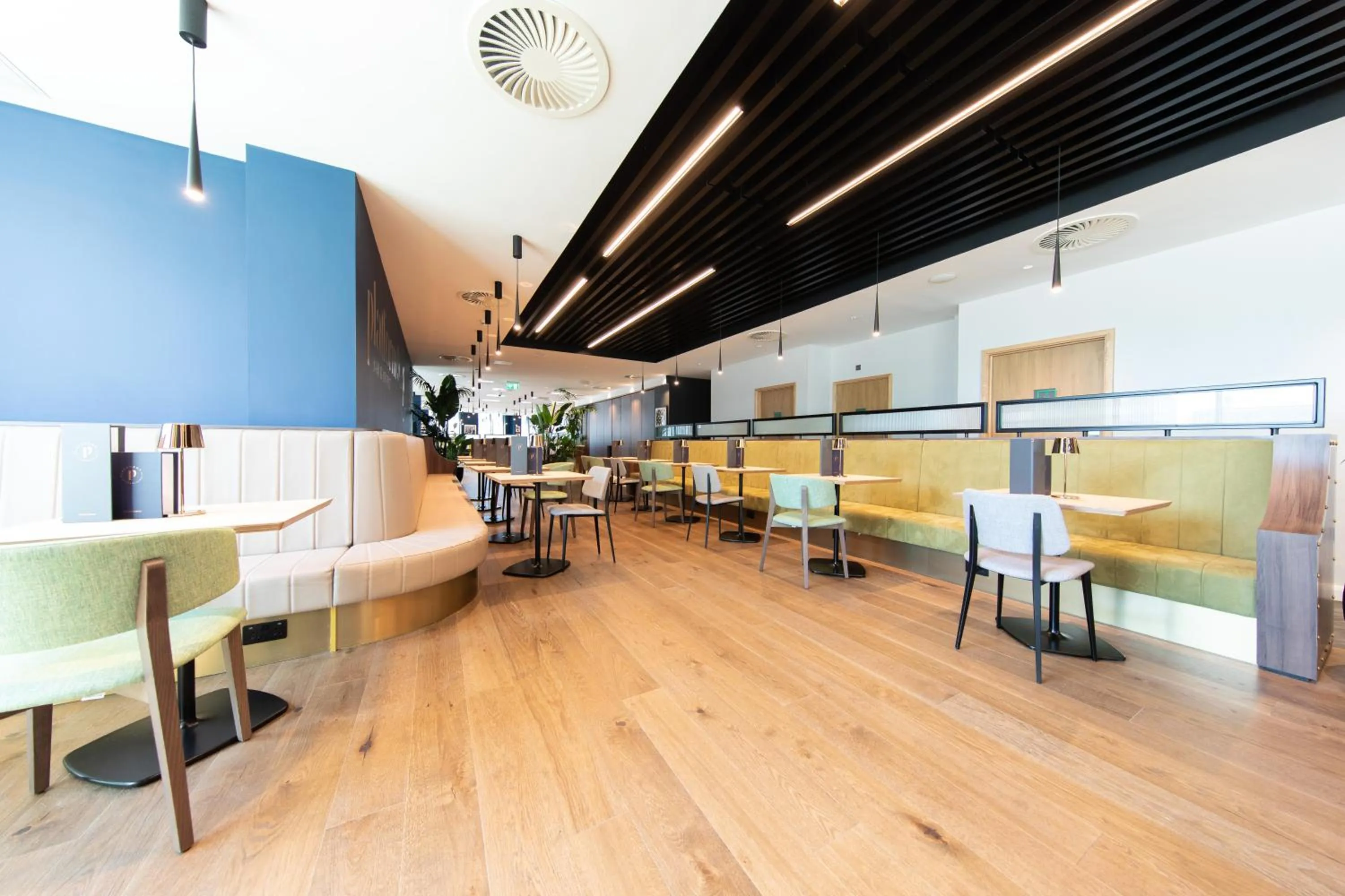 Lounge or bar in Holiday Inn Blackpool by IHG