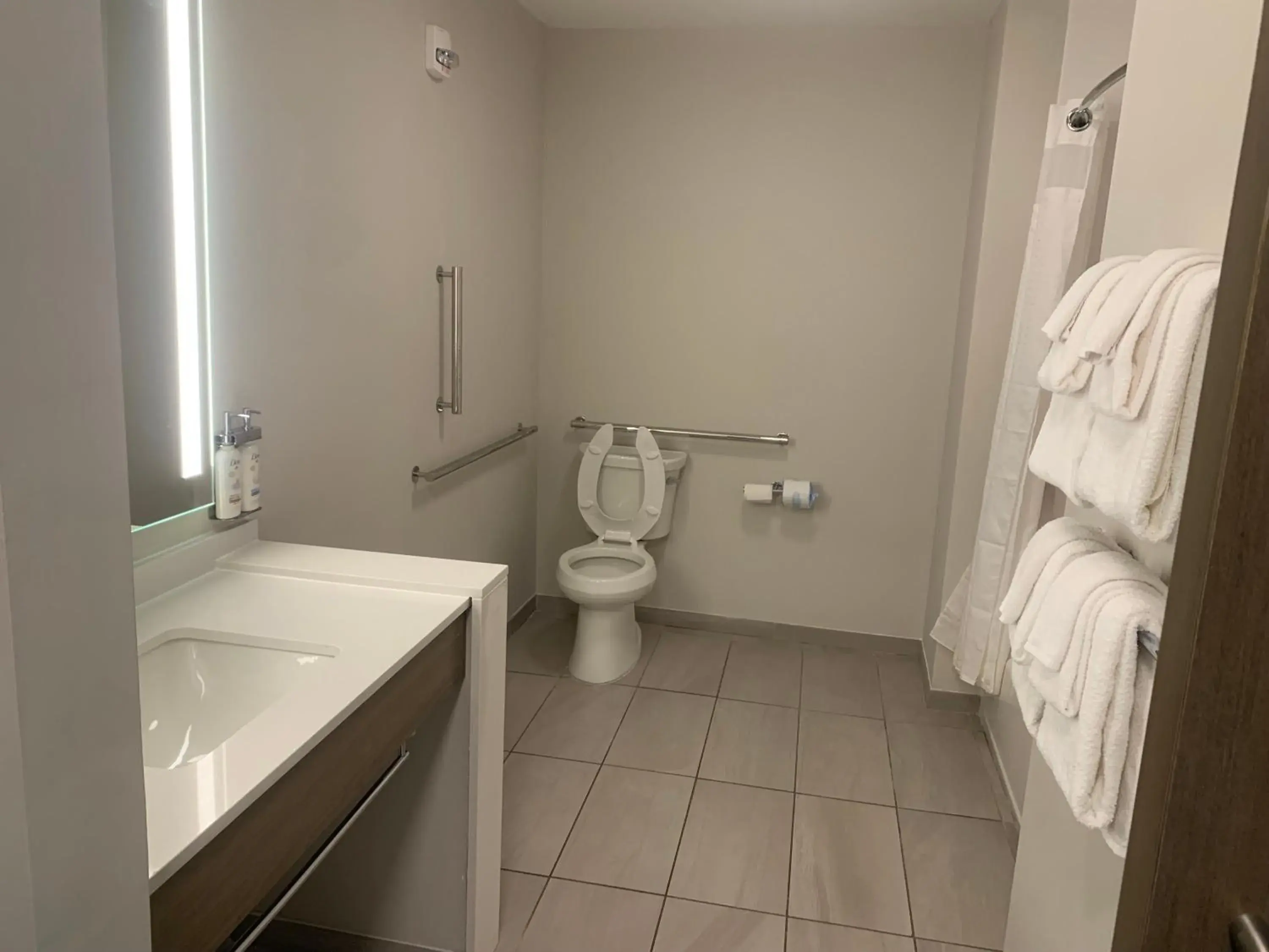 Standard King Room with Roll In Shower - Mobility Accessible in Holiday Inn Express Jesup by IHG Standard King Room with Roll In Shower - Mobility Accessible in Holiday Inn Express Jesup by IHG