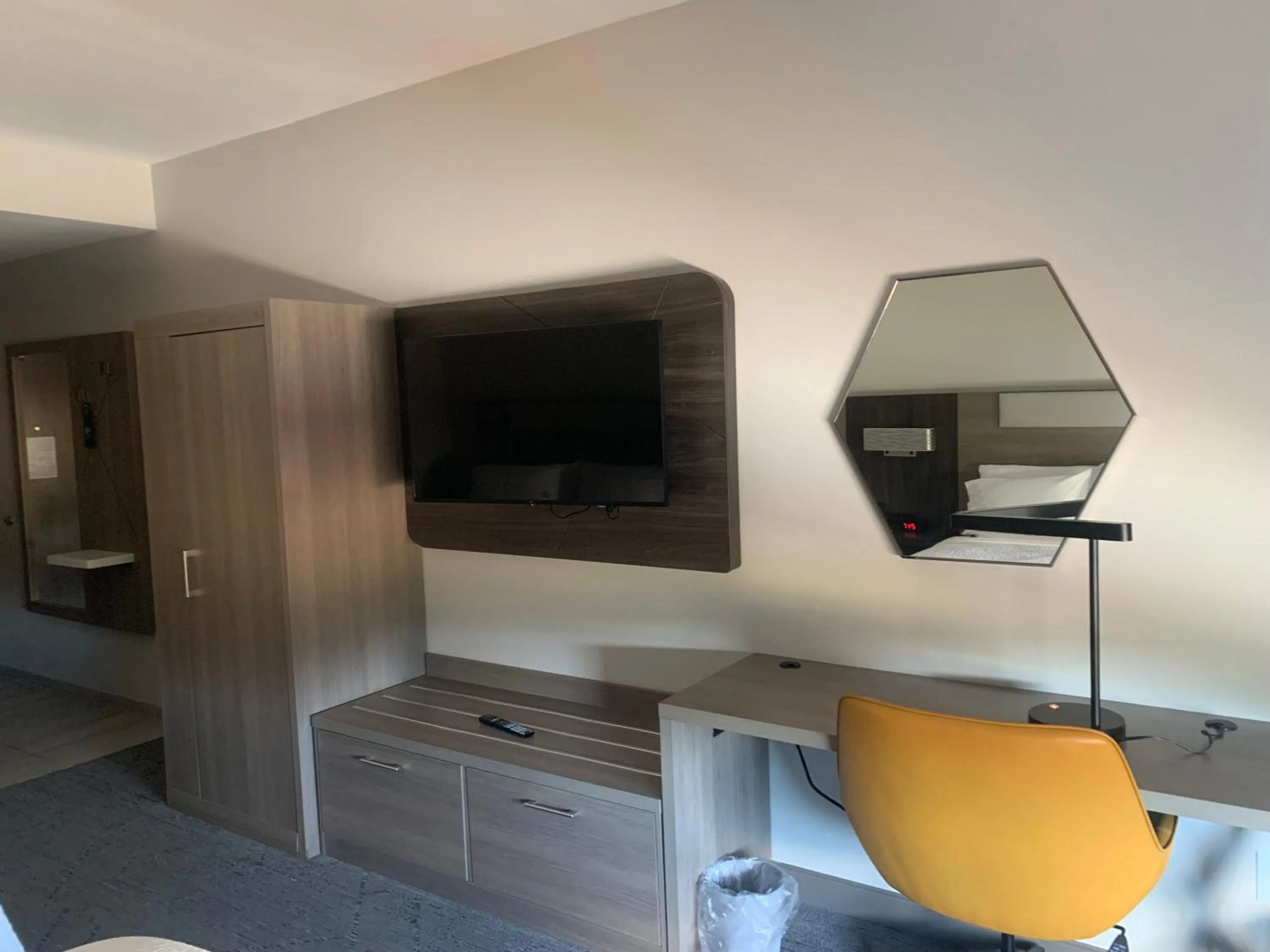 TV and multimedia in Holiday Inn Express Jesup by IHG