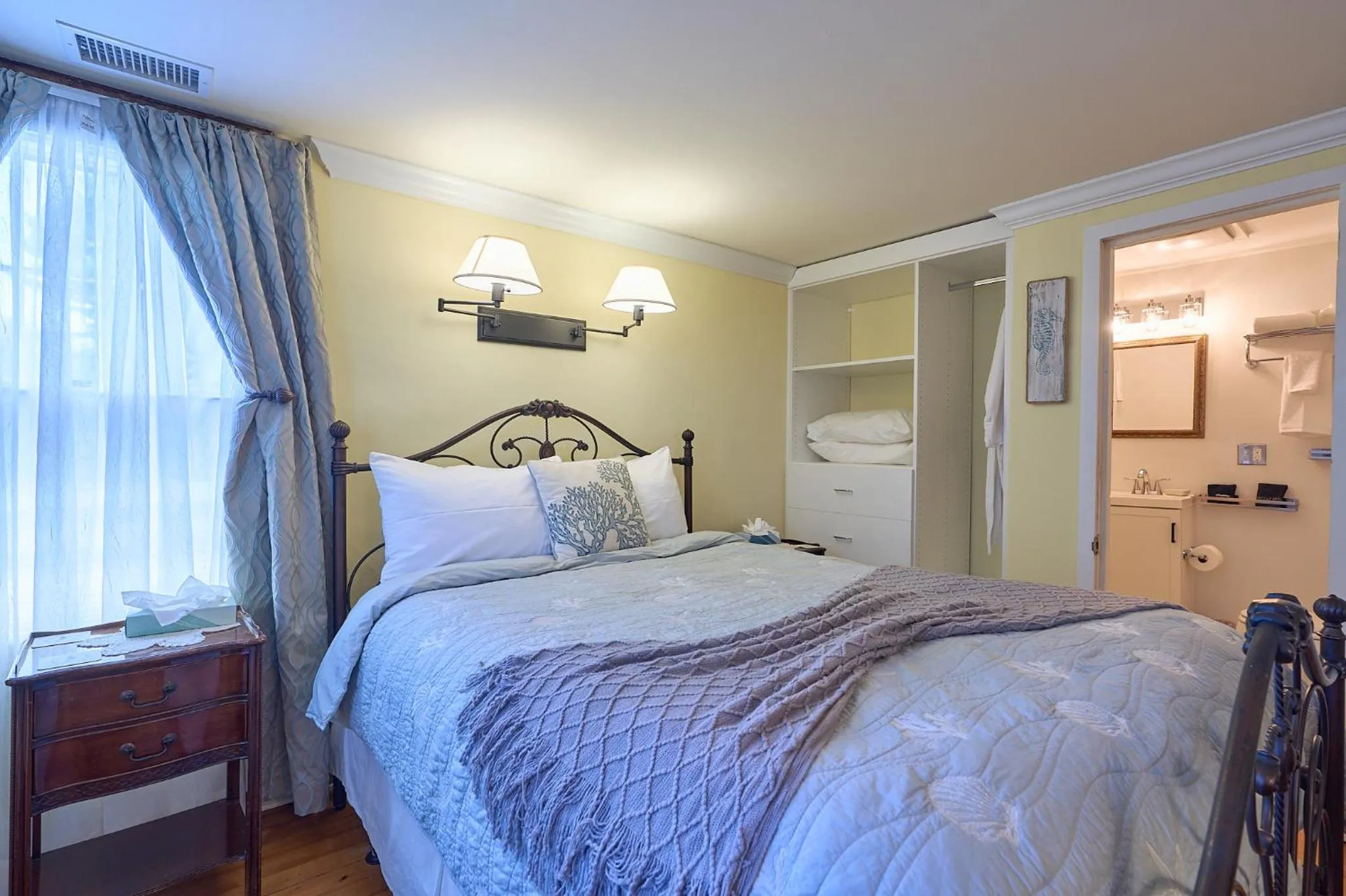 Bed in Scranton Seahorse Inn