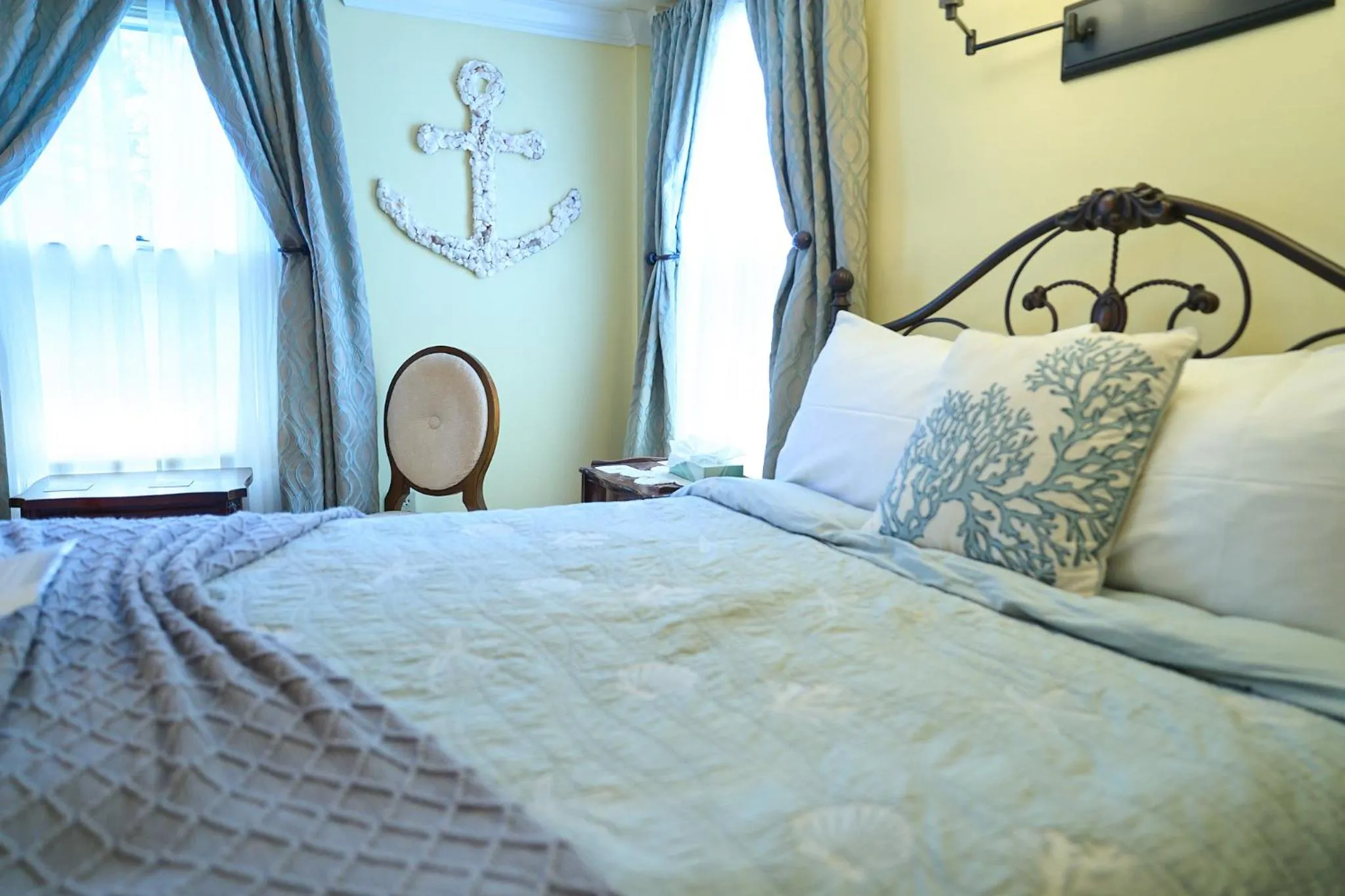 Bed in Scranton Seahorse Inn