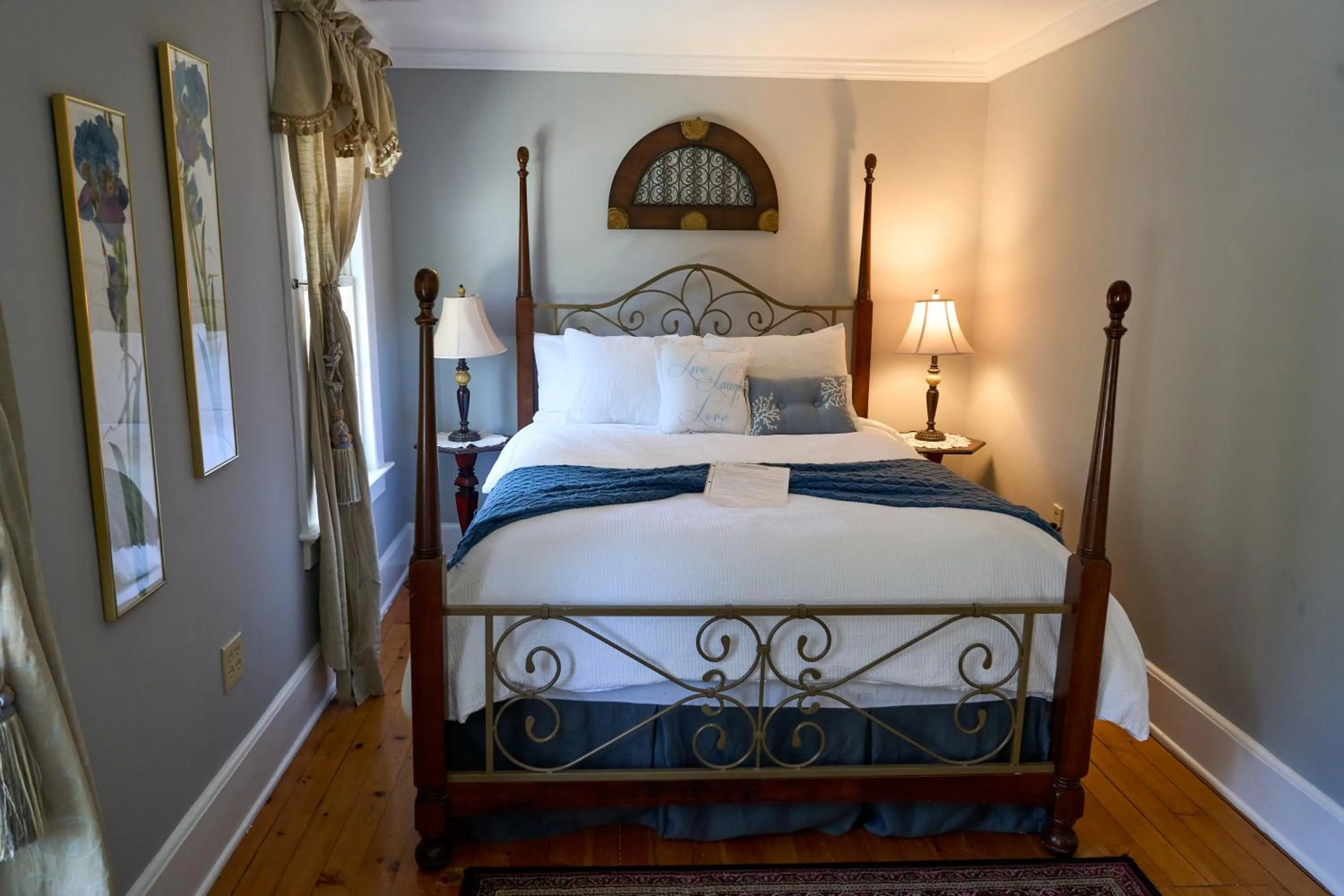 Bed in Scranton Seahorse Inn