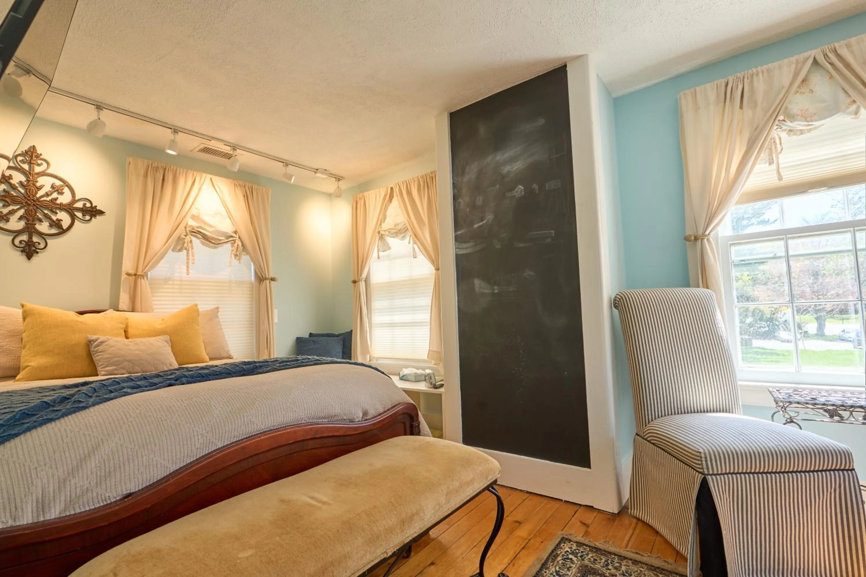 Bed in Scranton Seahorse Inn