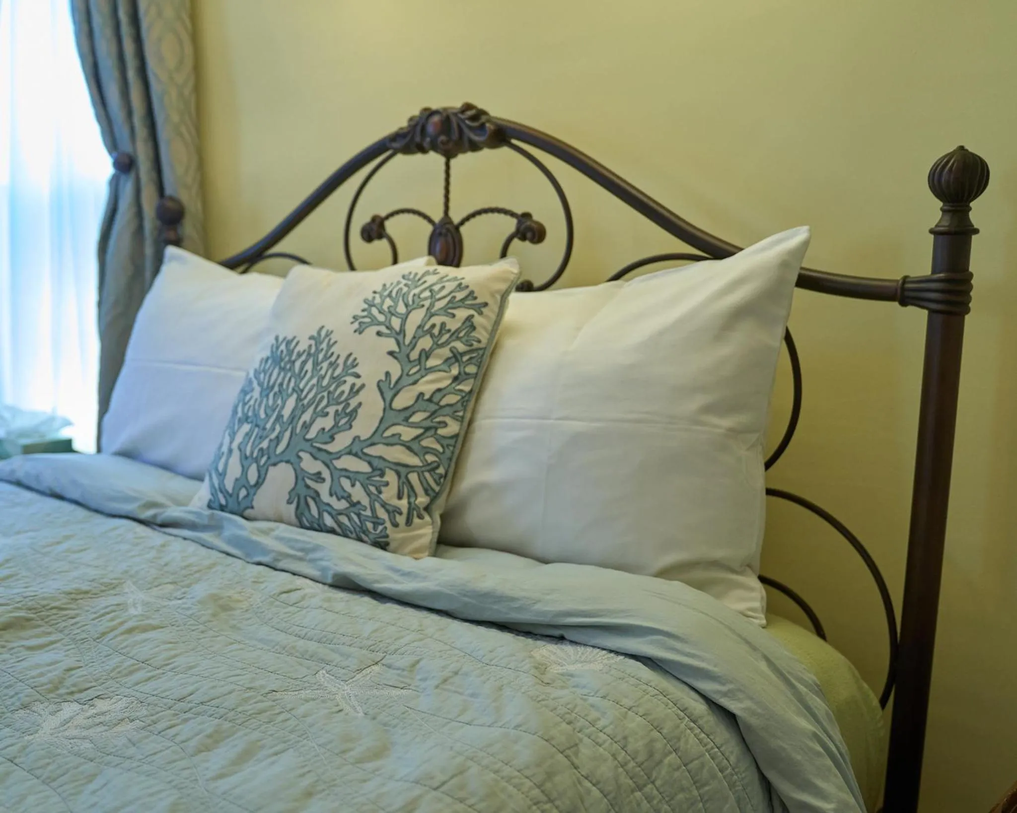 Bed in Scranton Seahorse Inn