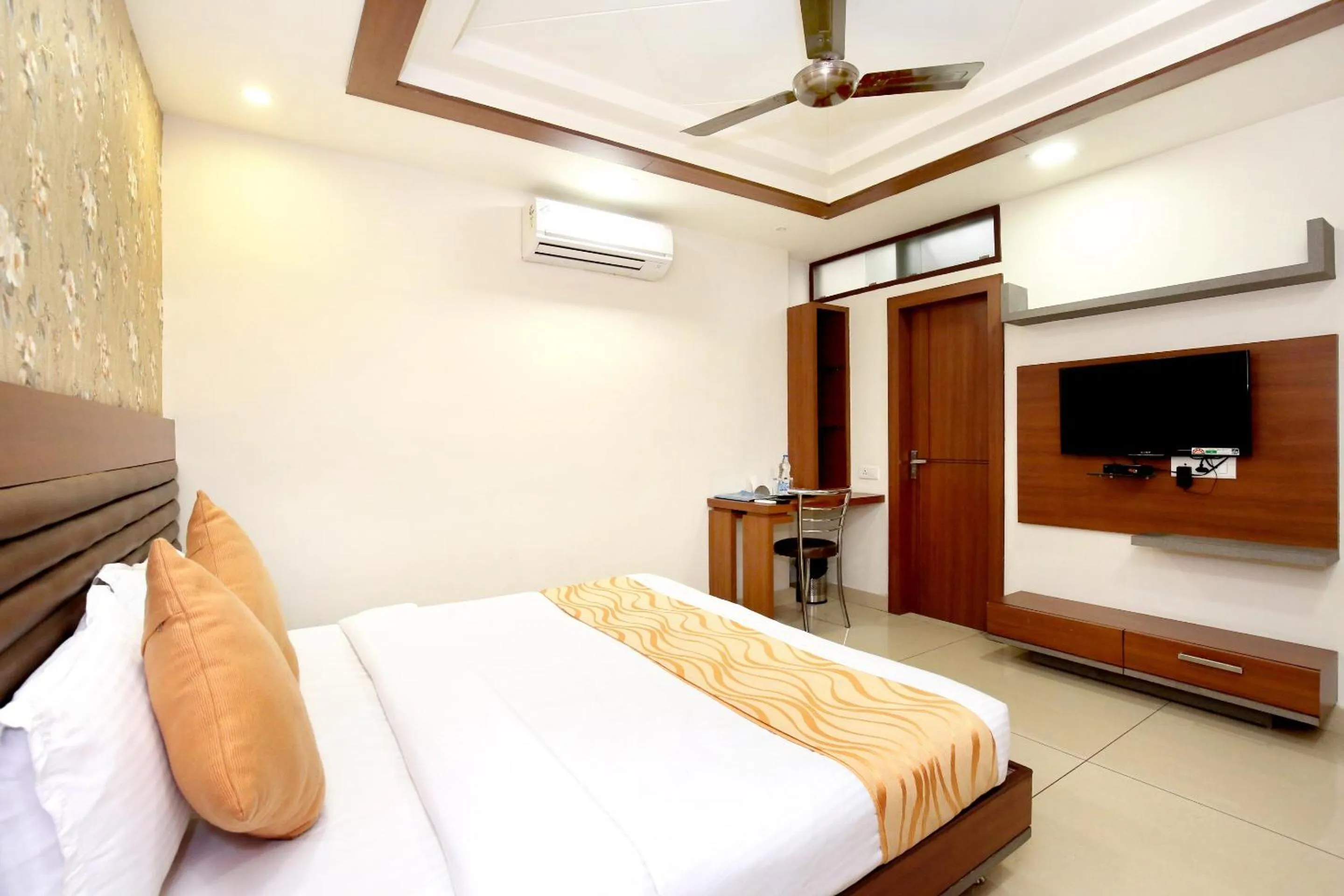 Bedroom in HOTEL 24x7 INN