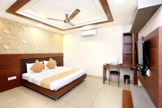 Bed in HOTEL 24x7 INN