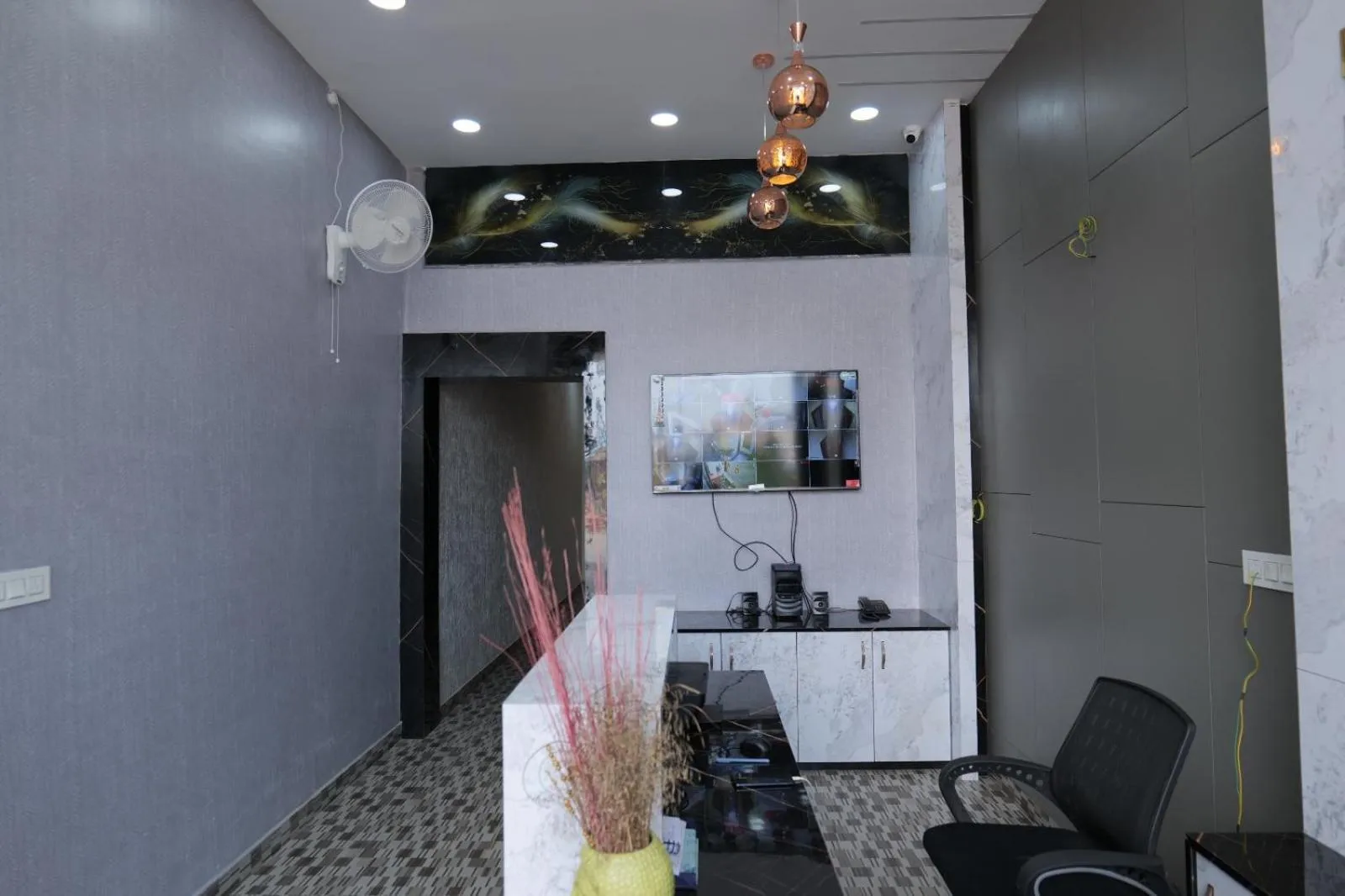 Lobby or reception, Dining Area in Hotel Adhiraj Inn