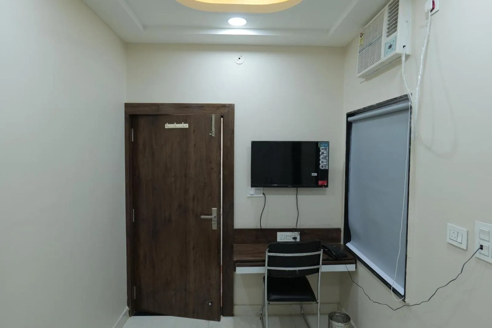 TV/Entertainment Center in Hotel Adhiraj Inn