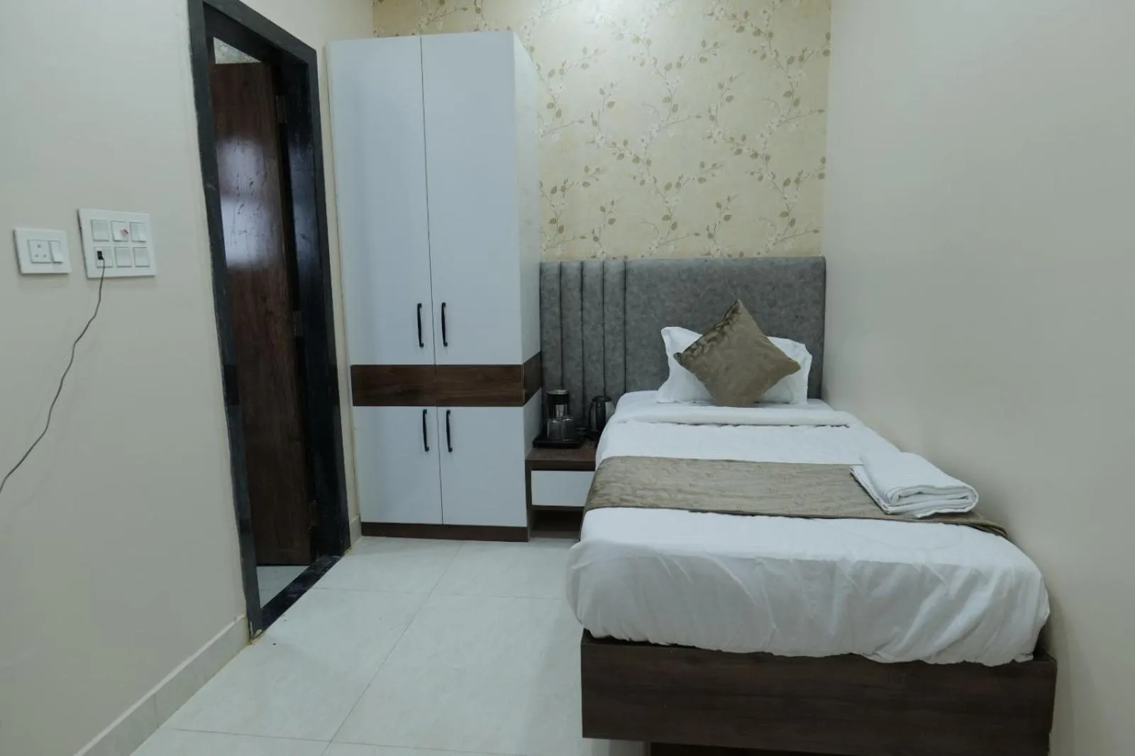 Bed in Hotel Adhiraj Inn