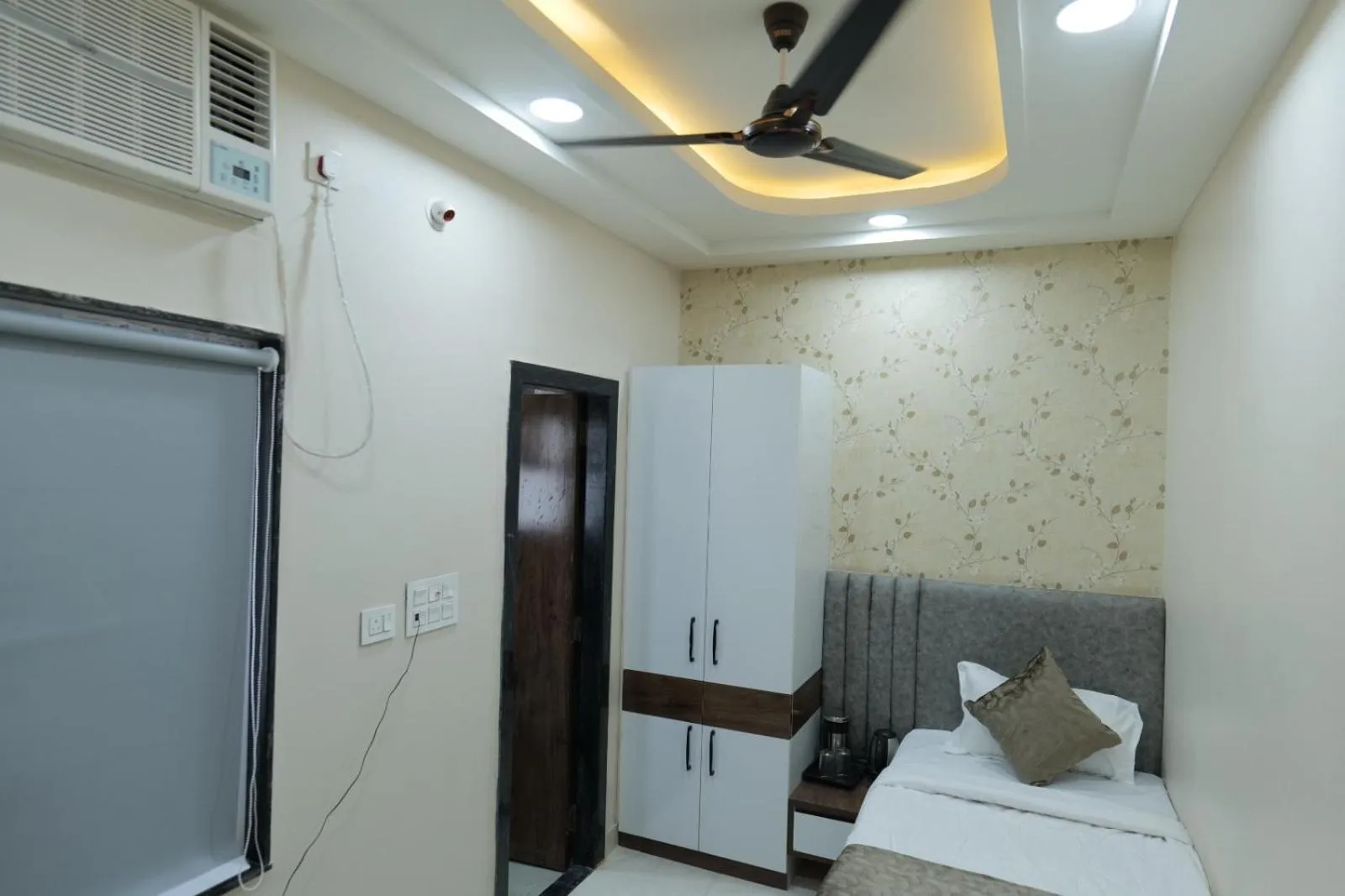 Bed in Hotel Adhiraj Inn