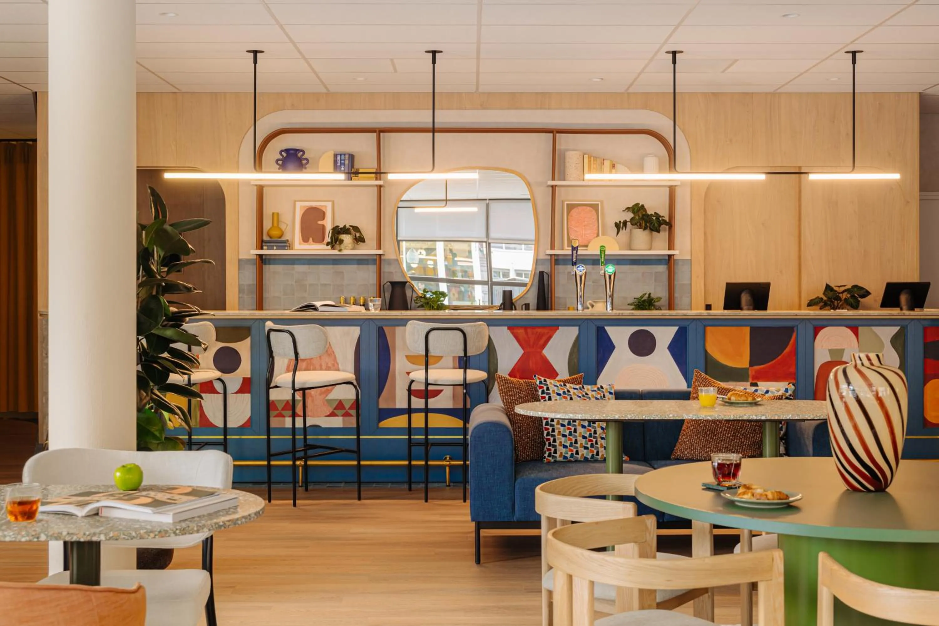 Lounge or bar in Leonardo Hotel Hengelo City Center