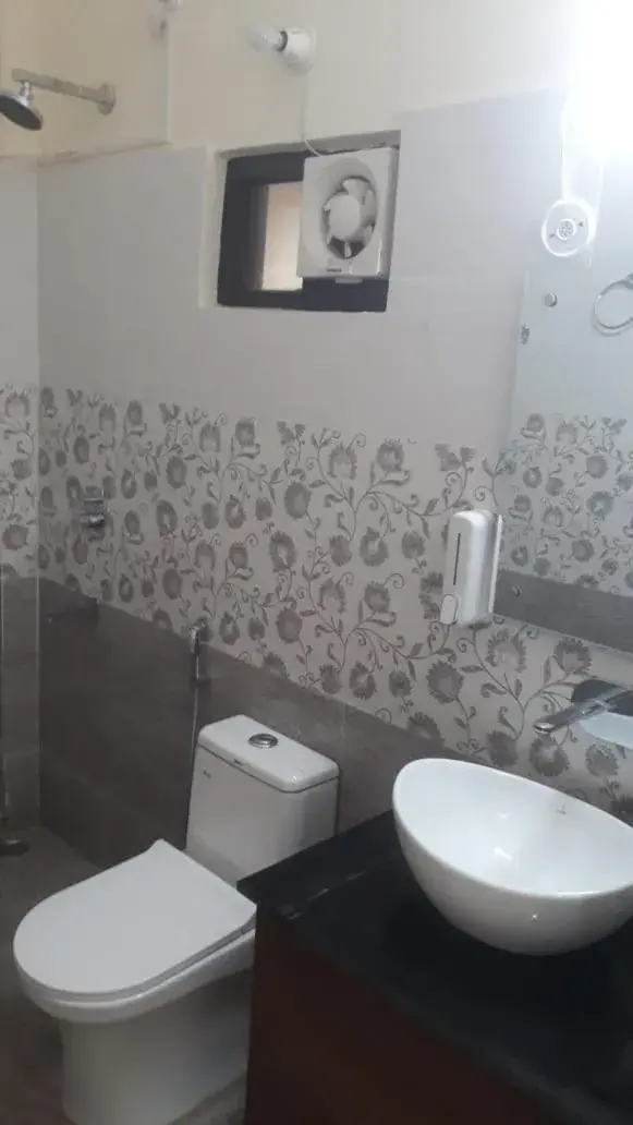 Bathroom in Hotel Lake Paradise Inn Bathroom in Hotel Lake Paradise Inn