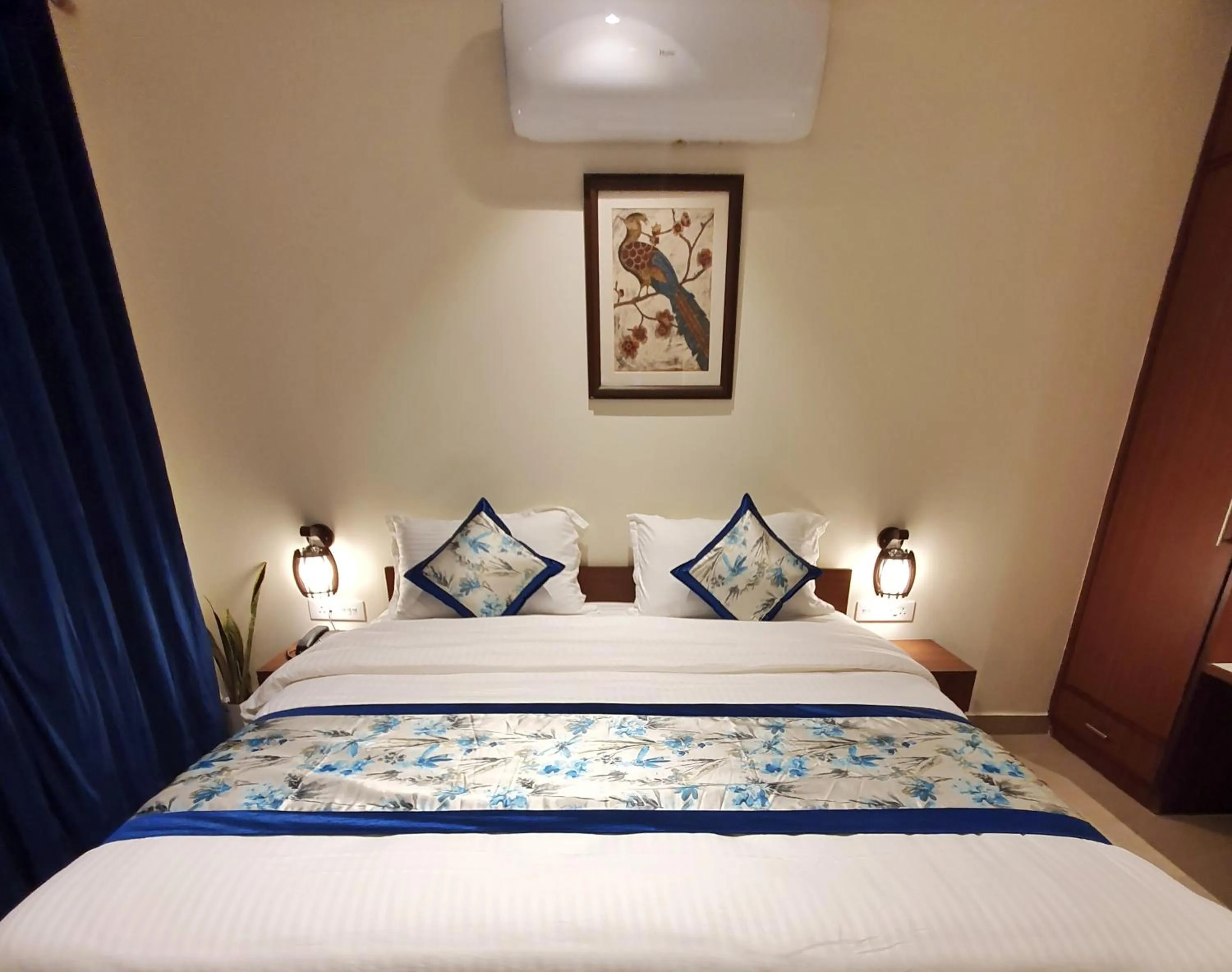 Photo of the whole room, Bed in The Lake Hill