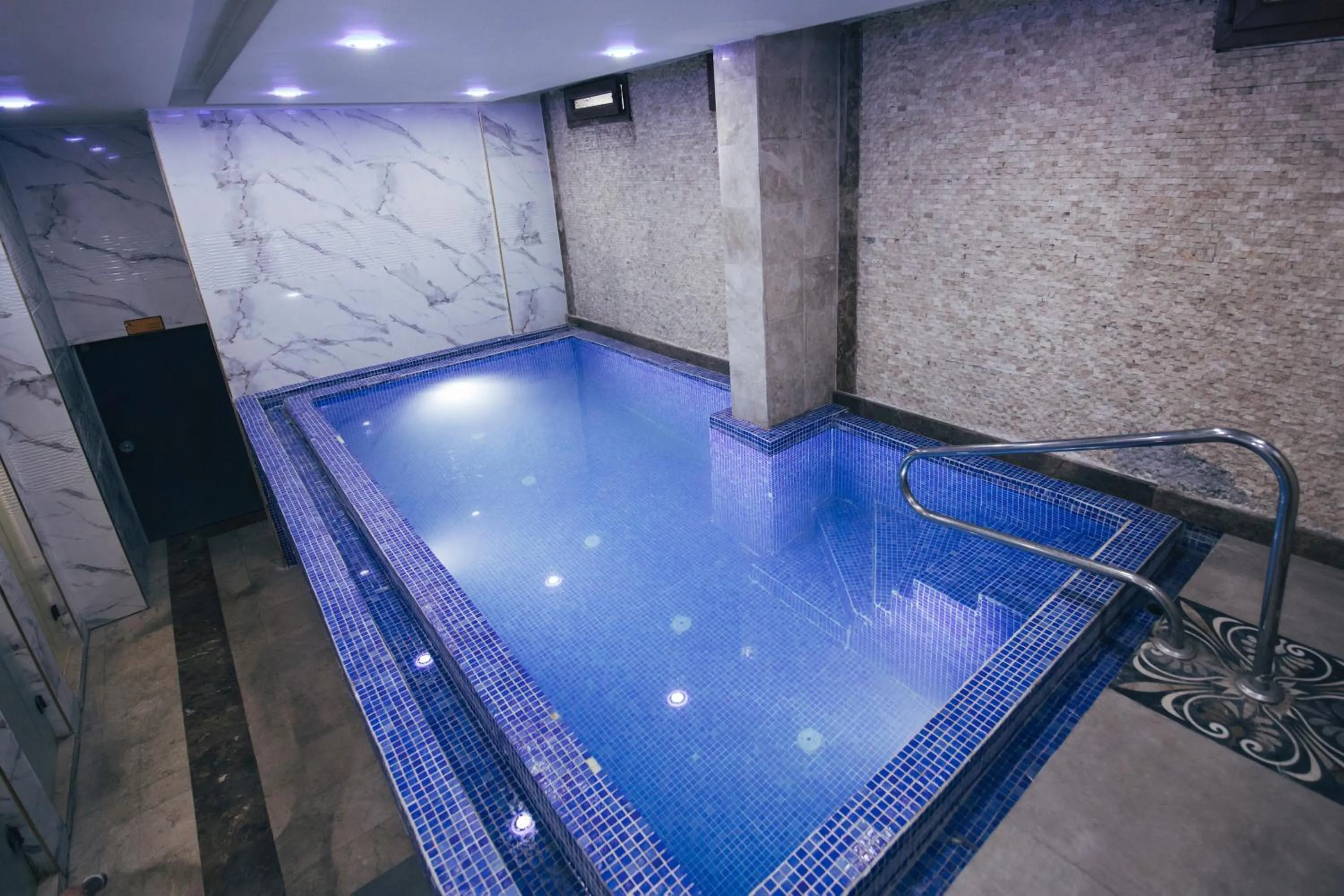 Hot Tub in Royal Mersin Otel