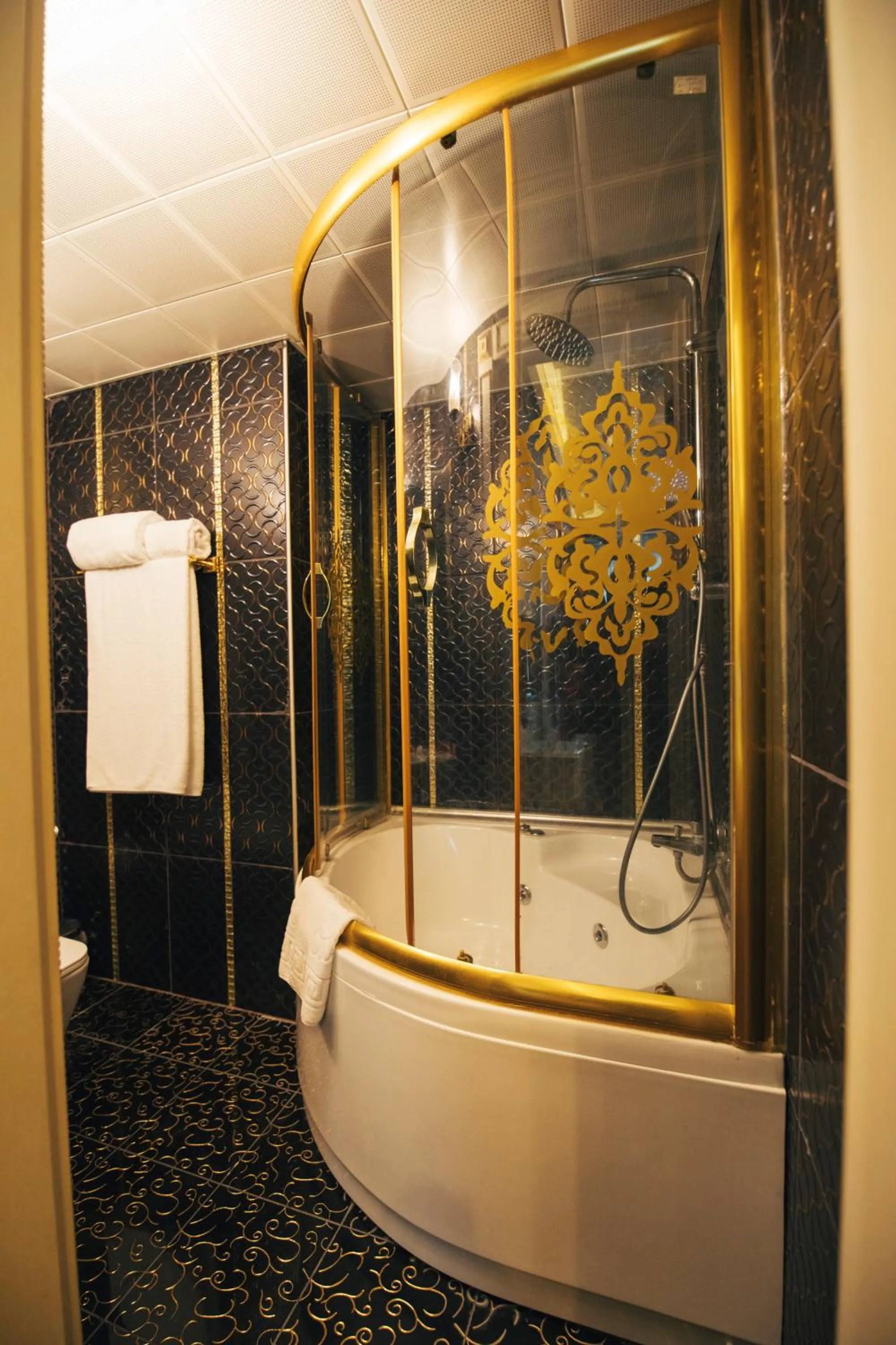 Shower in Royal Mersin Otel