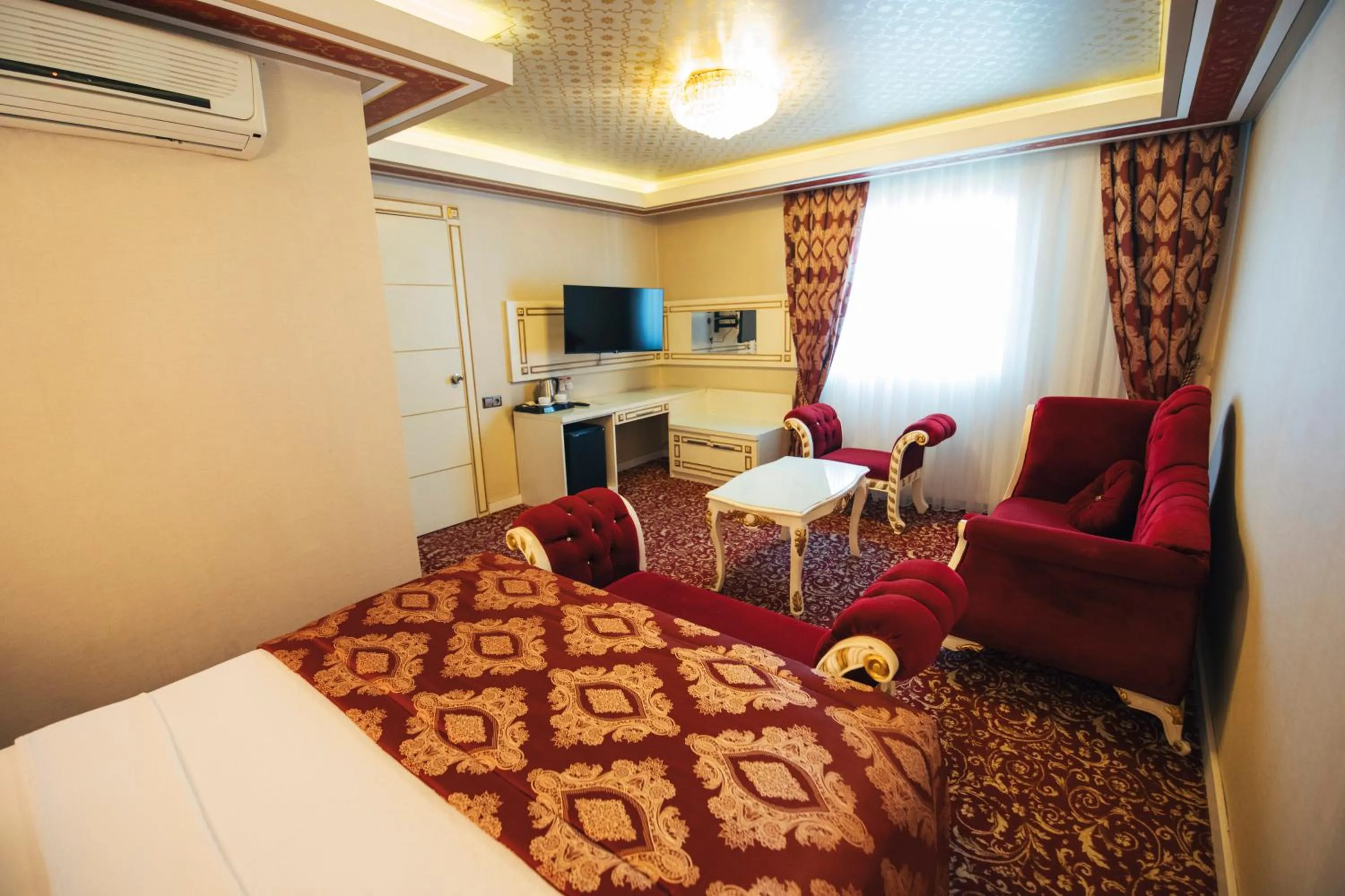Communal lounge/ TV room, Bed in Royal Mersin Otel