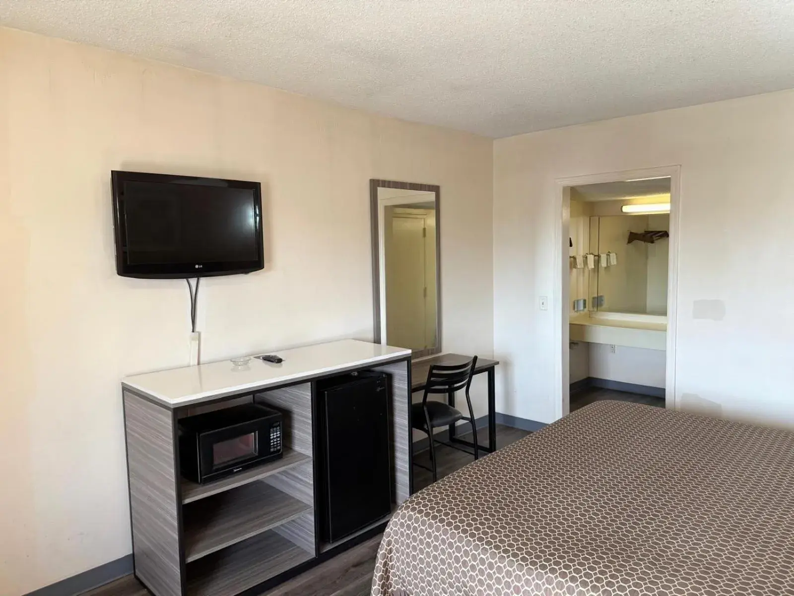 King Suite in Express Inn-Rahway King Suite in Express Inn-Rahway