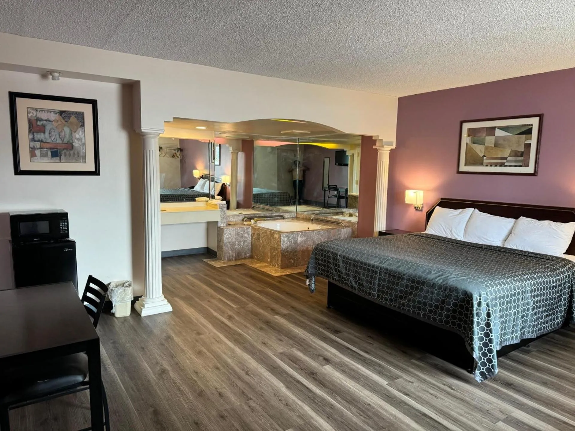 Bed in Express Inn-Rahway