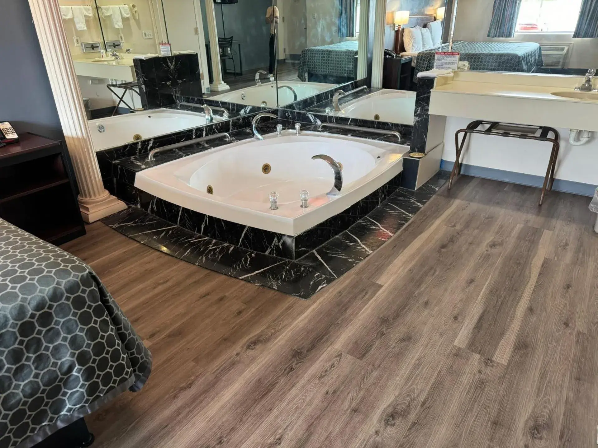 Deluxe Suite with Spa Bath in Express Inn-Rahway Deluxe Suite with Spa Bath in Express Inn-Rahway