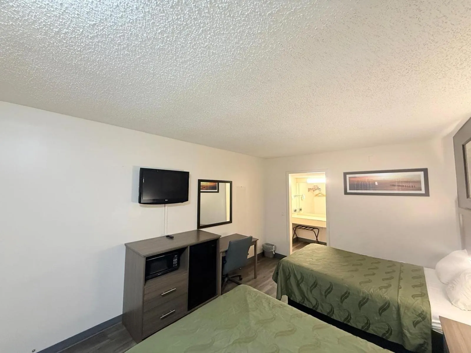 Photo of the whole room, Bed in Express Inn-Rahway