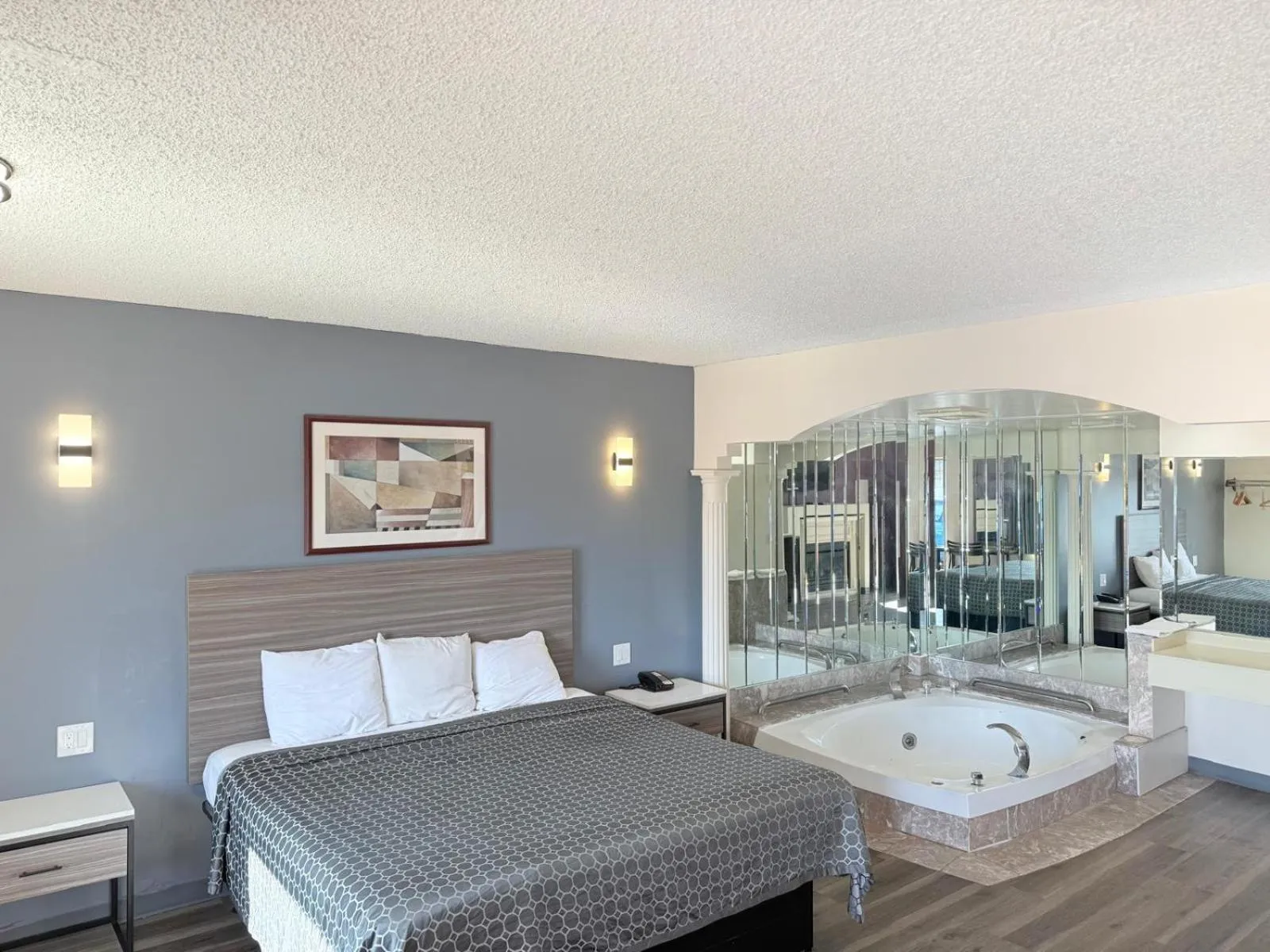 Hot Tub, Bed in Express Inn-Rahway