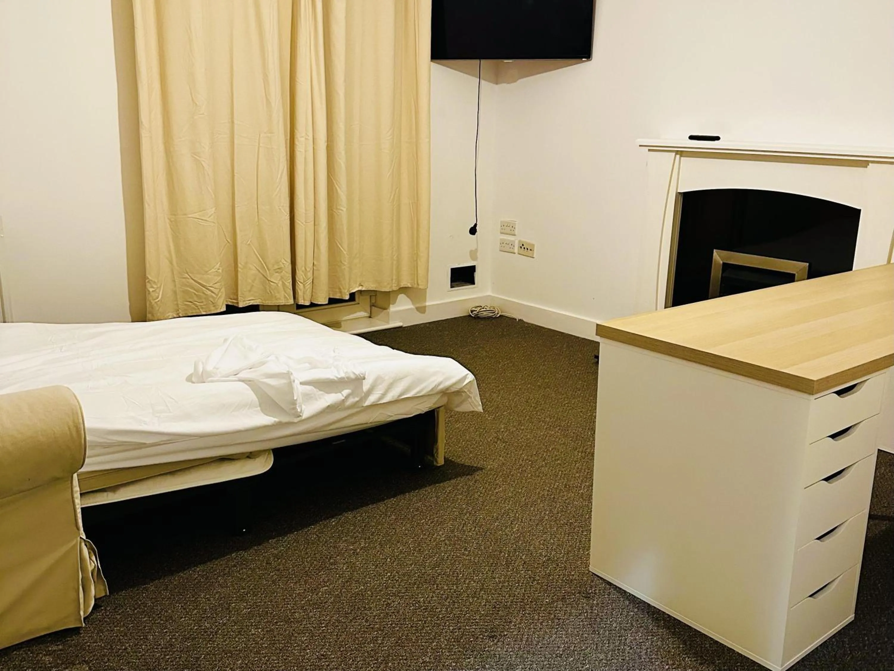 Bedroom in Stunning 5-Bed House in Peterborough host 15 g