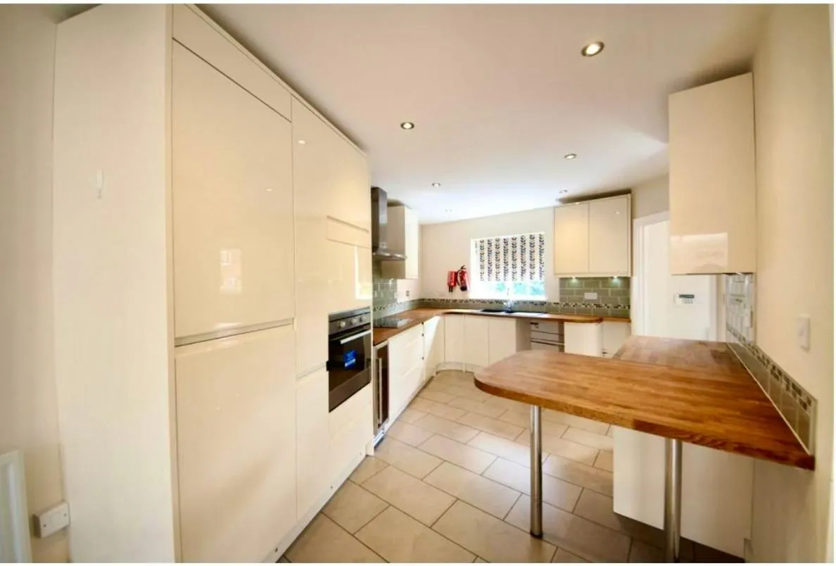 Kitchen or kitchenette in Stunning 5-Bed House in Peterborough host 15 g